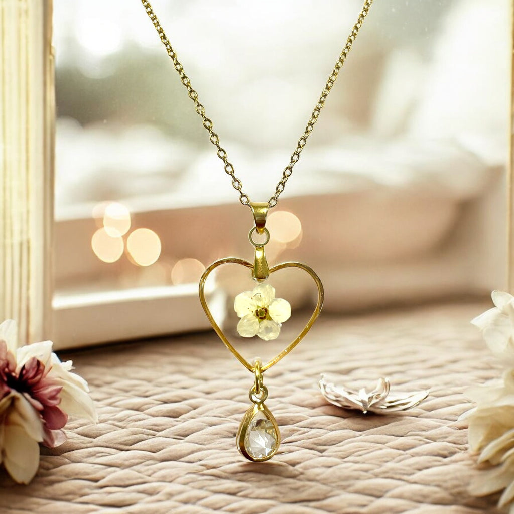 Collier cœur de fleur de spirée - Aux fleurs de Chloé Collier cœur de fleur de spirée Collier Collier