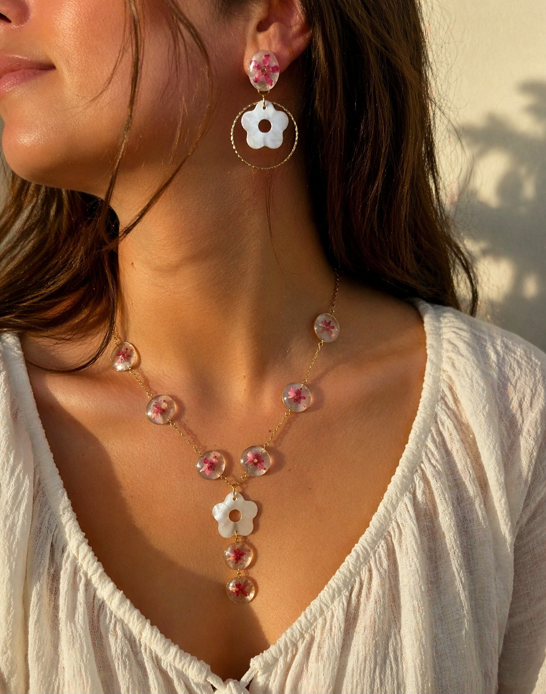 Boucles d’Oreilles Floréa – Anneaux Dorés & Fleur Nacrée