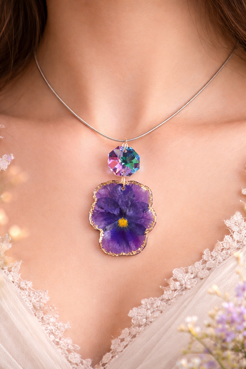 🌸 Collier Fleur Élégance – Pensée Violette & Cristal Irisé