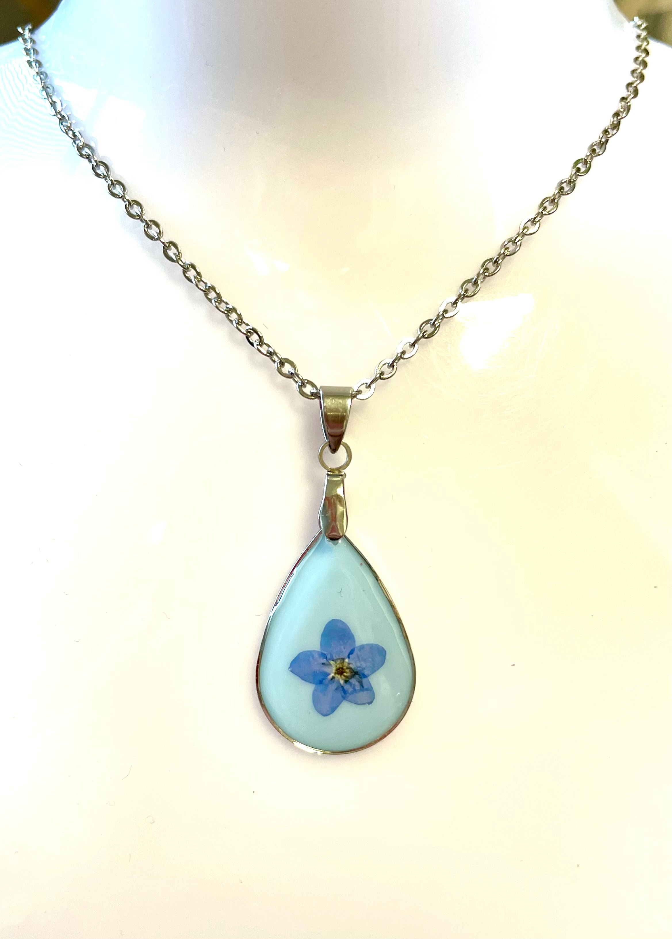 Pendentif larme bleue de myosotis - Aux fleurs de Chloé Pendentif larme bleue de myosotis Pendentif Pendentif