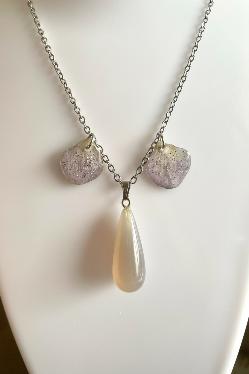 Collier pétales d’hortensia bleu & calcédoine bleue - Aux fleurs de Chloé Collier pétales d’hortensia bleu & calcédoine bleue Collier Collier