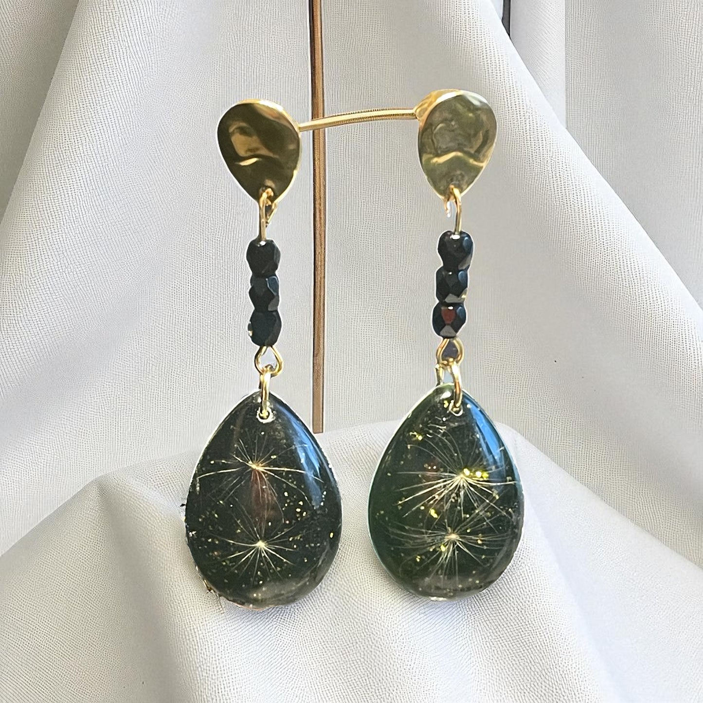 Boucles d’oreilles larmes de pissenlit & perles noires