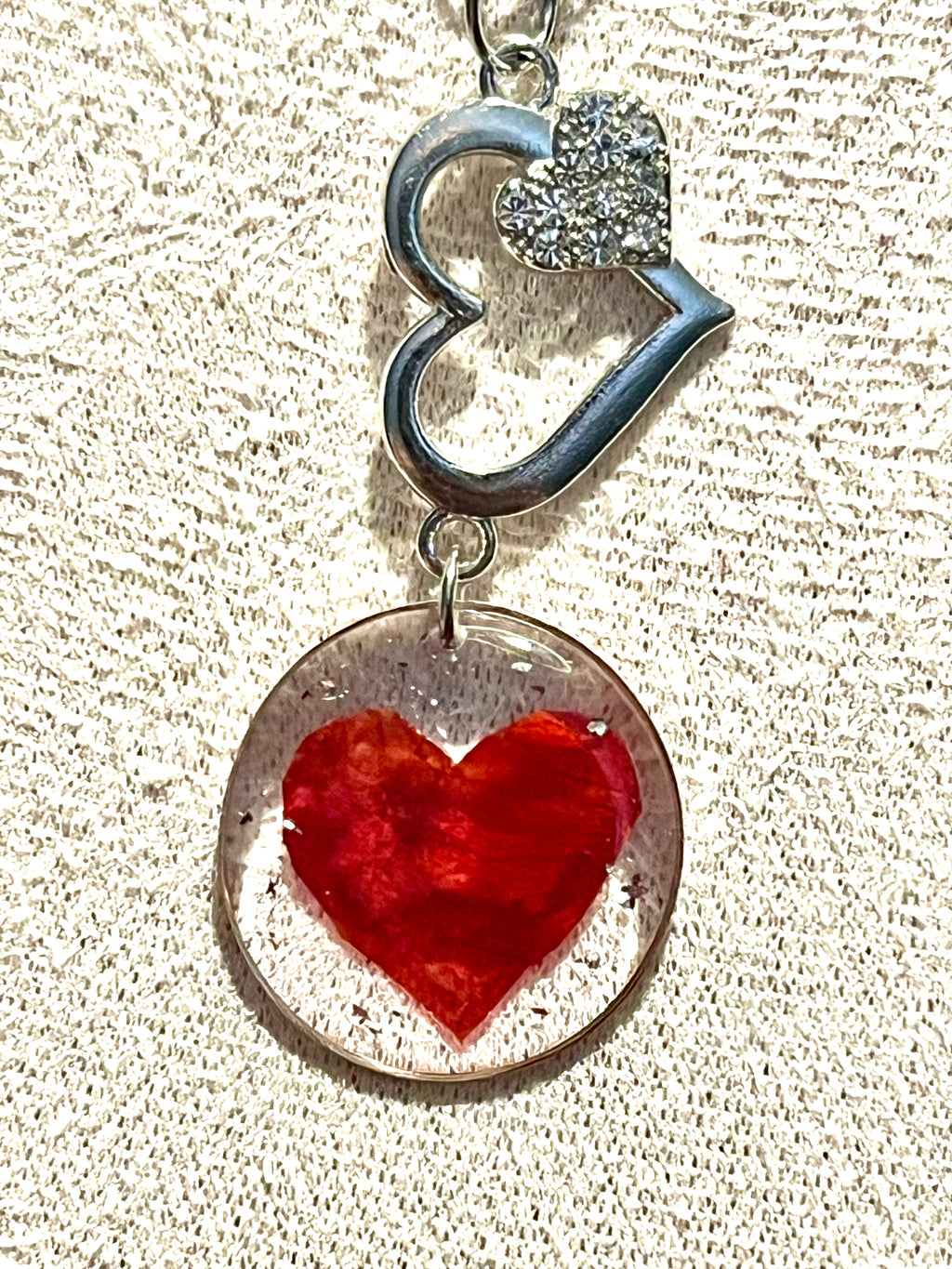Collier Cœur – Pétale naturel de Camélia rouge en résine