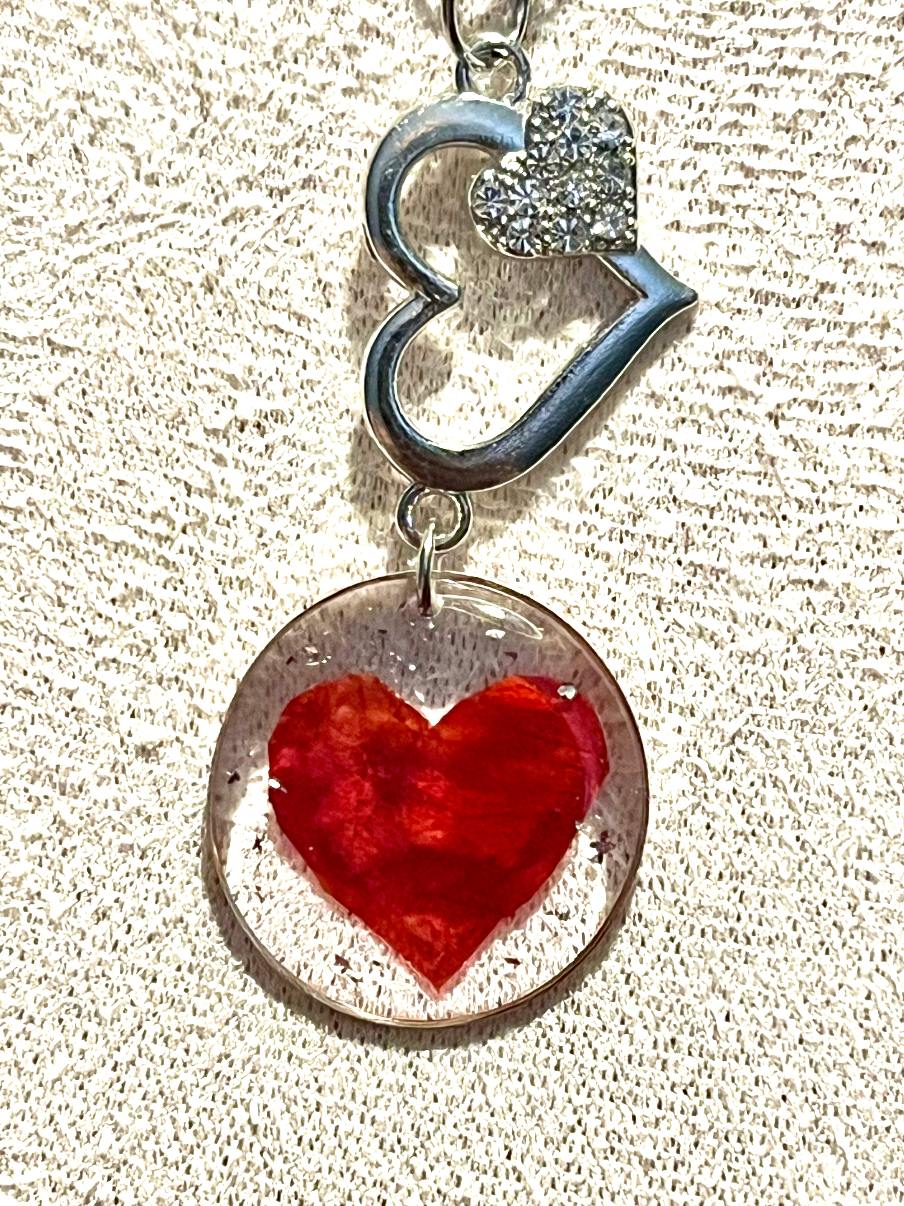 Collier Cœur – Pétale naturel de Camélia rouge en résine