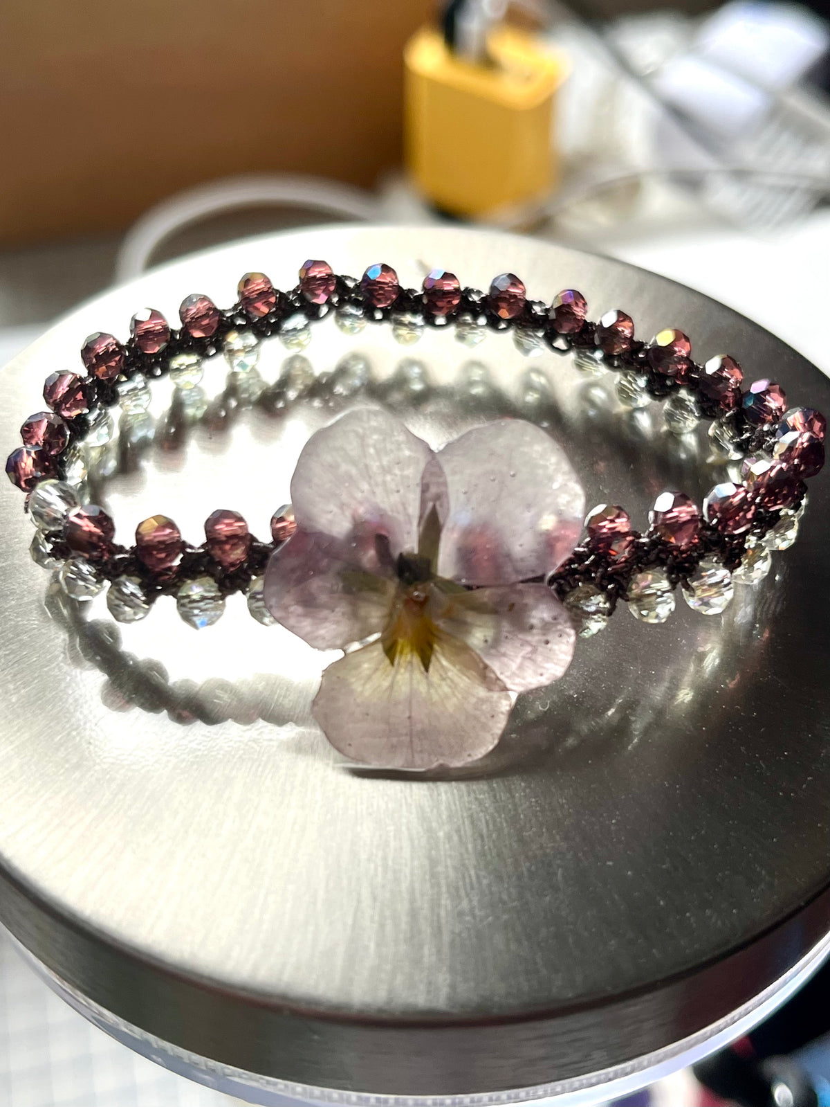 Bracelet artisanal au crochet avec pensée naturelle et perles de verre