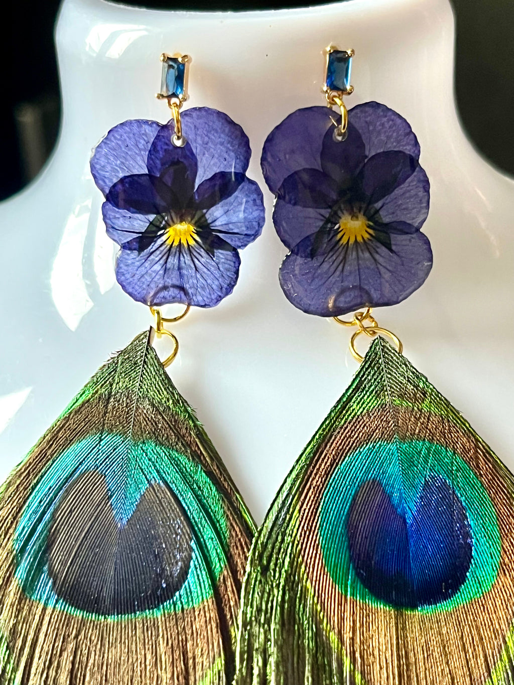 Boucles d’oreilles « Pensée & Plume de paon »