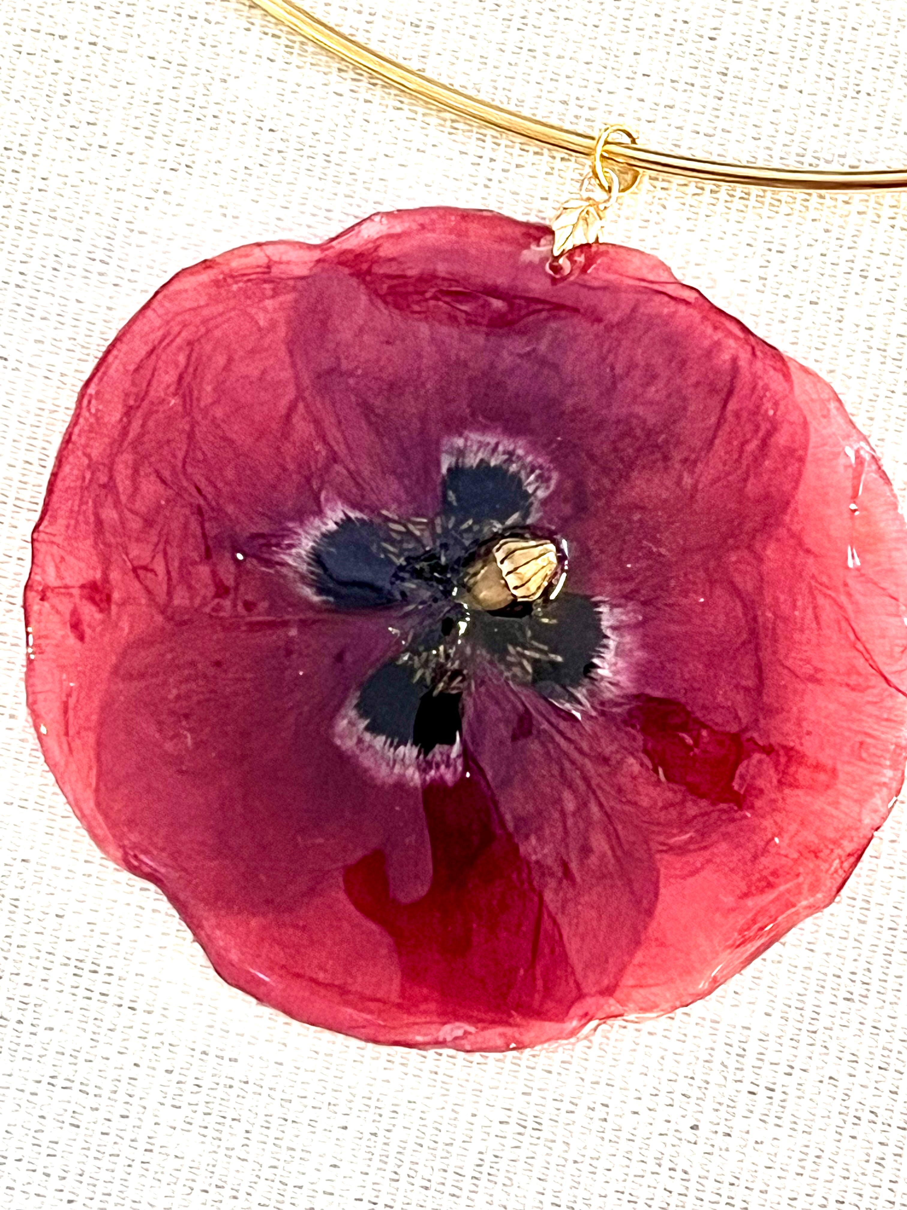 Collier torque doré – Fleur naturelle Coquelicot éternisée en résine