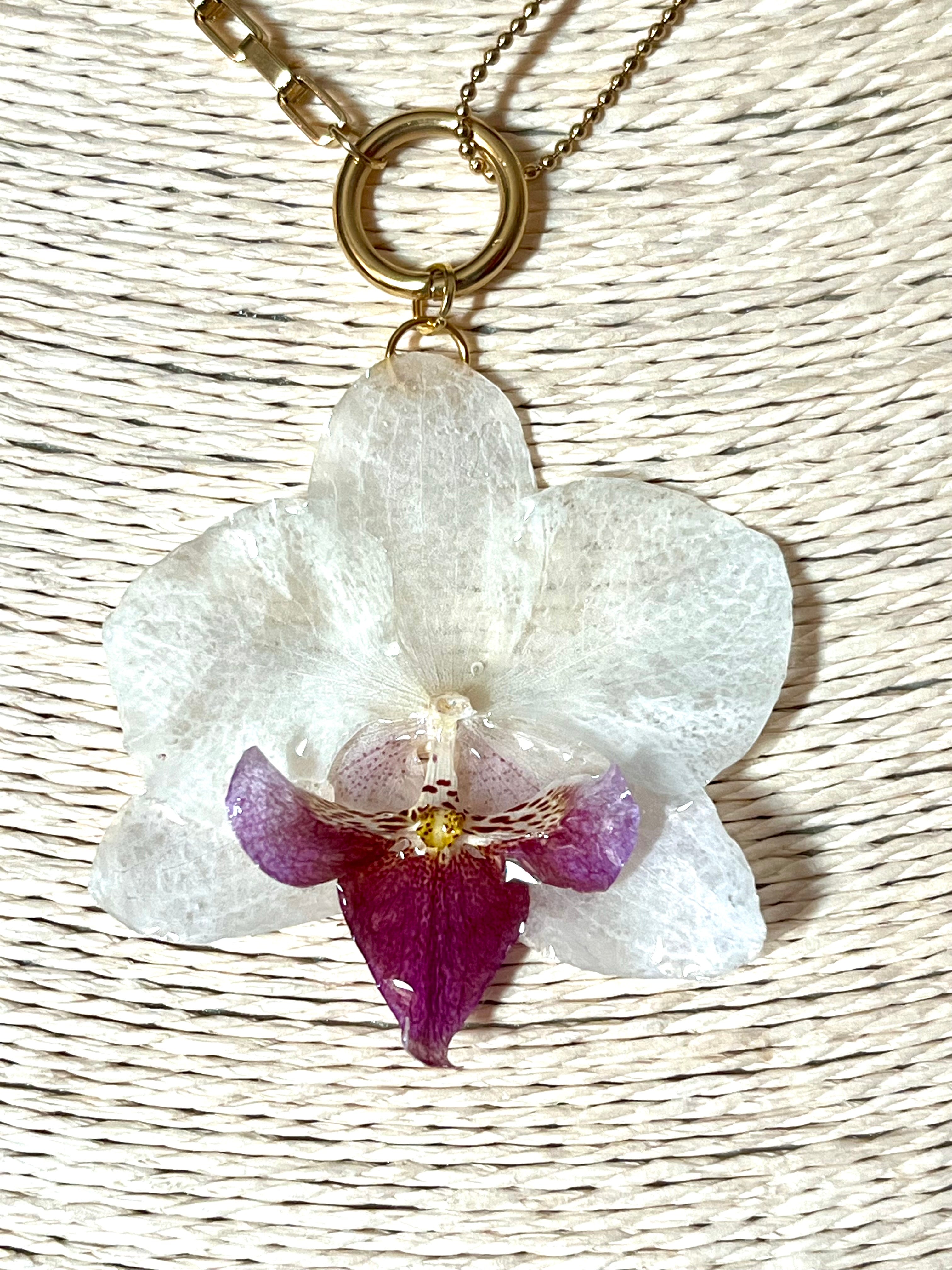 Collier Orchidée Blanche Éternelle – Fleur naturelle résinée