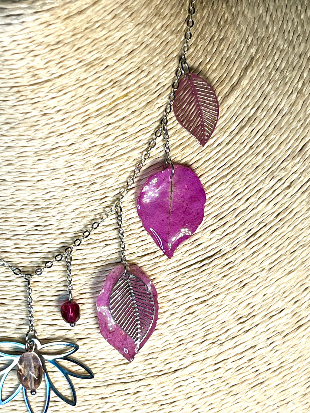 Collier en bougainvillier naturel rose | Bijou artisanal
