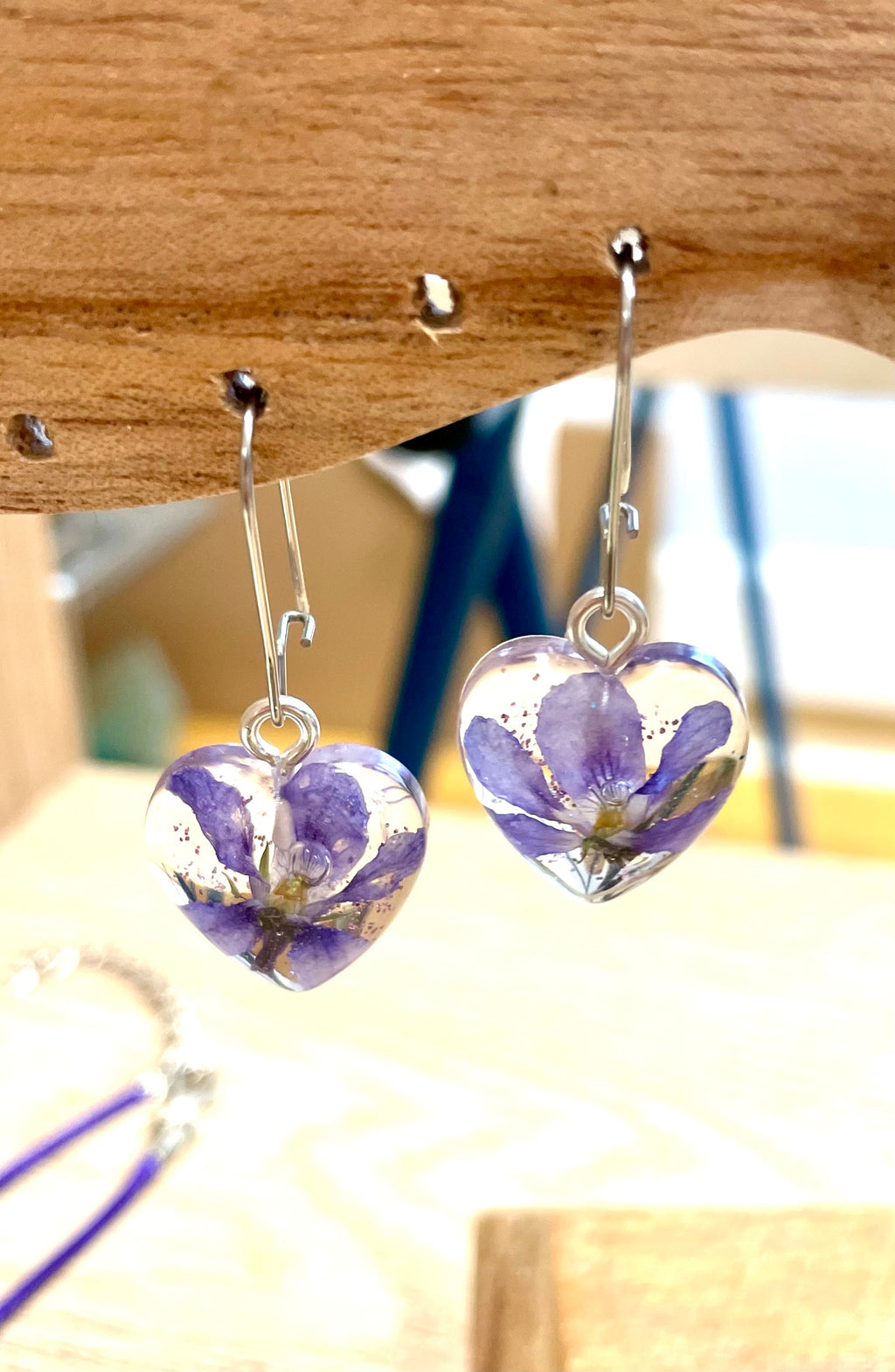 Boucles d’oreilles cœurs de violettes crochets argentés - Aux fleurs de Chloé Boucles d’oreilles cœurs de violettes crochets argentés Boucles d’oreilles Boucles d’oreilles