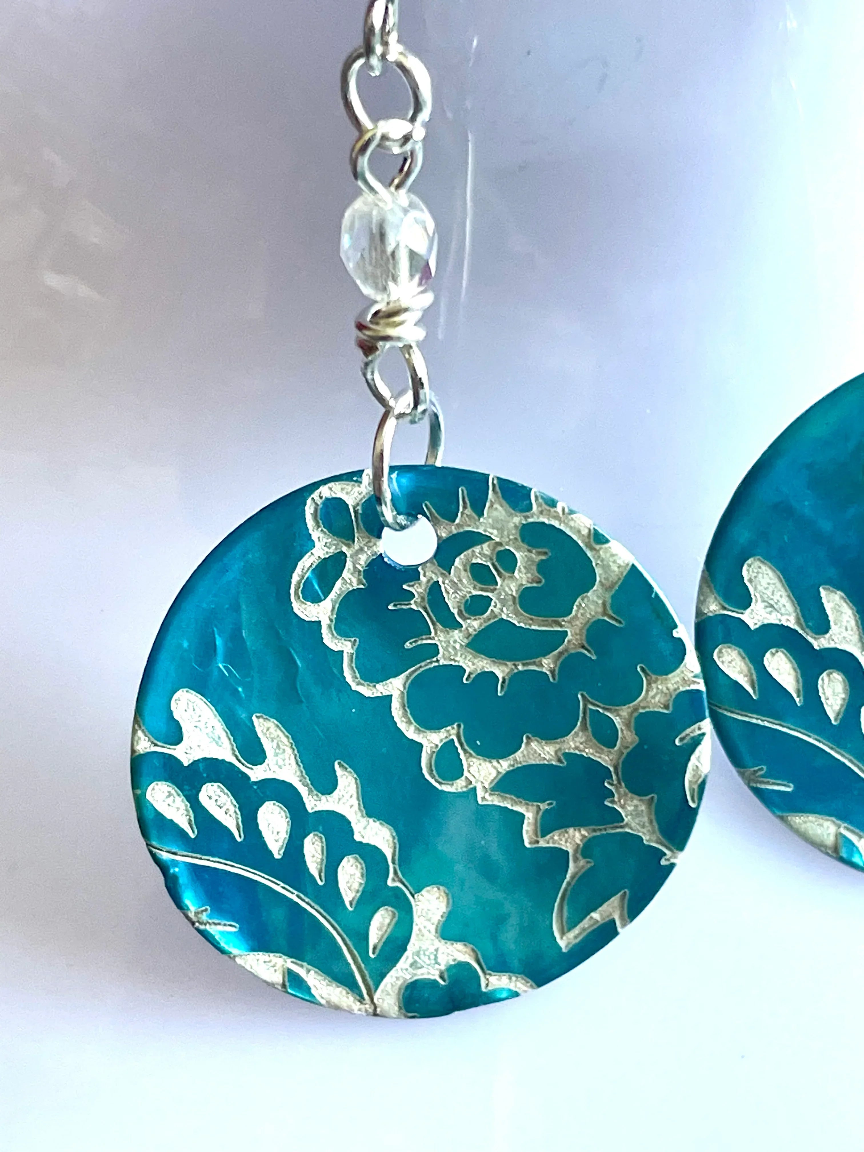 Boucles d’oreilles sequins de nacre bleus - Aux fleurs de Chloé Boucles d’oreilles sequins de nacre bleus  