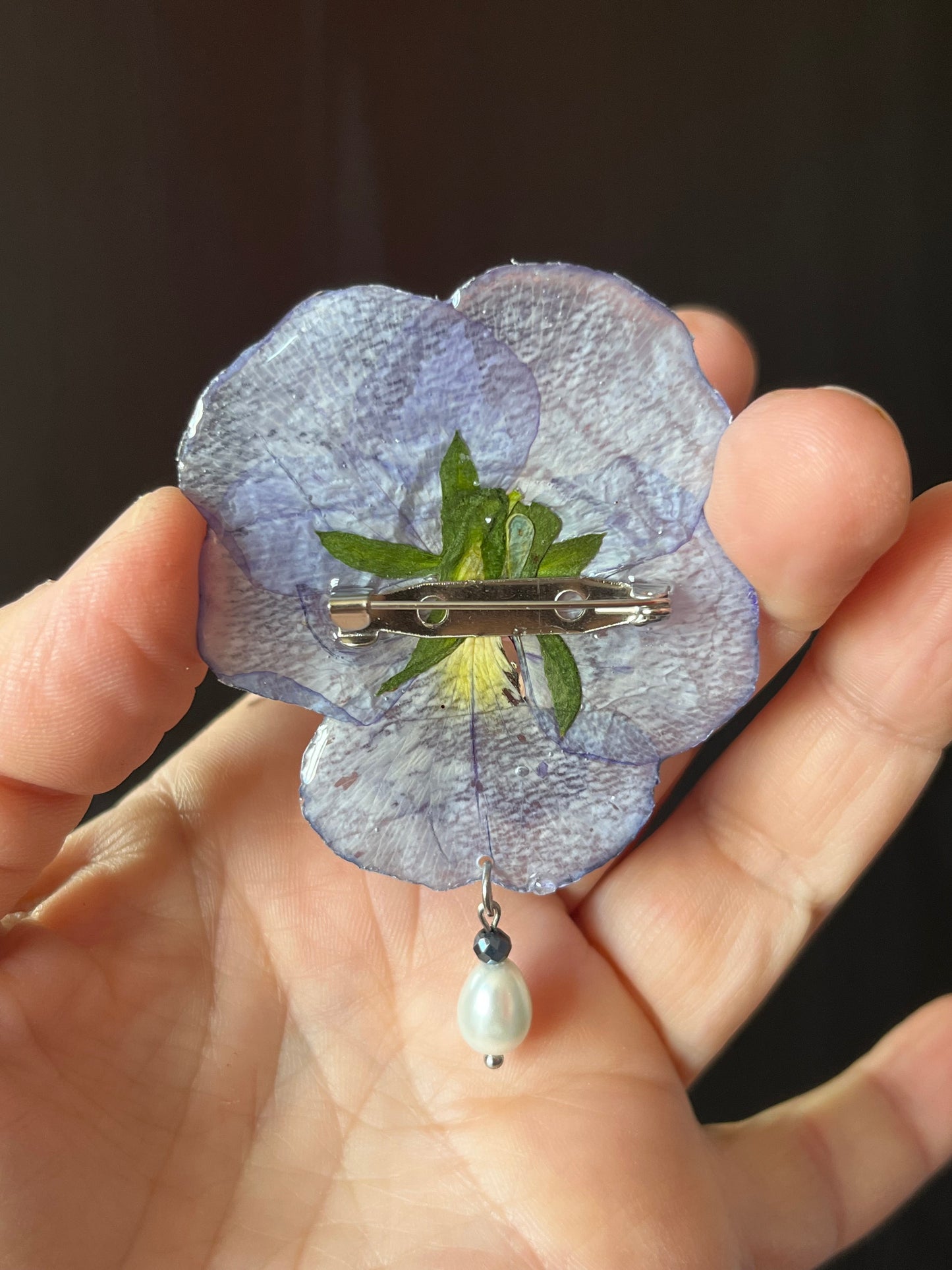 Broche Pensée Éternelle – Fleur naturelle préservée