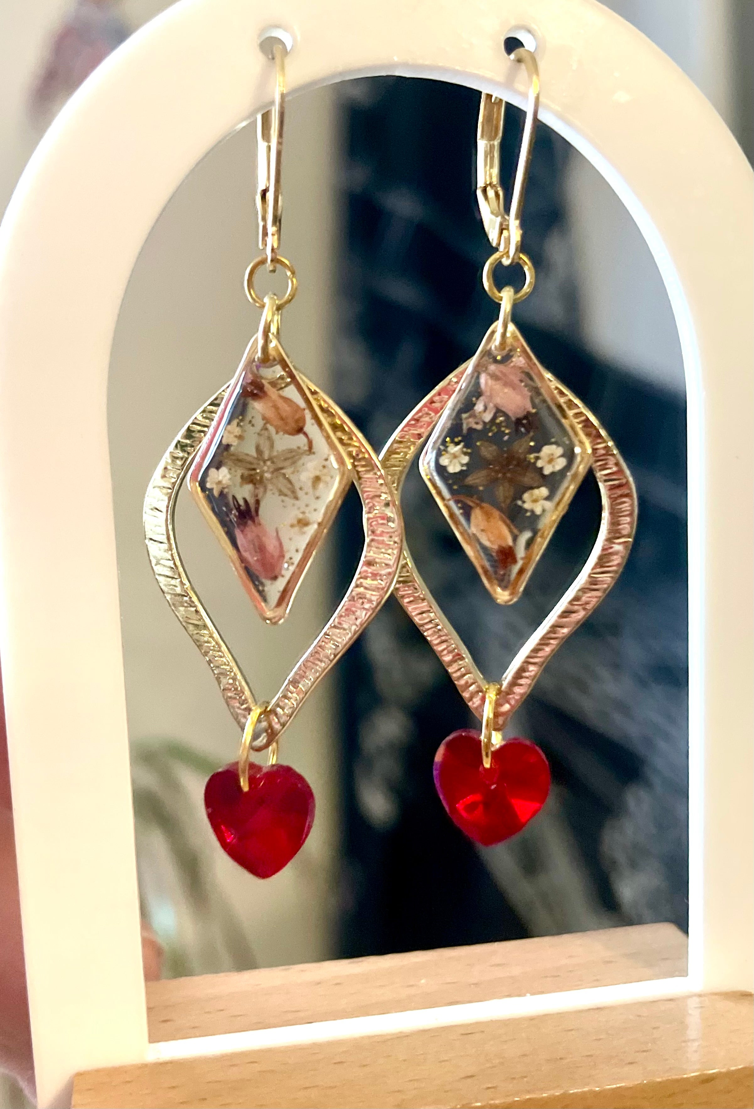 Boucles d’oreilles bouquet de fleurs & cœur de cristal - Aux fleurs de Chloé Boucles d’oreilles bouquet de fleurs & cœur de cristal Boucles d’oreilles Boucles d’oreilles