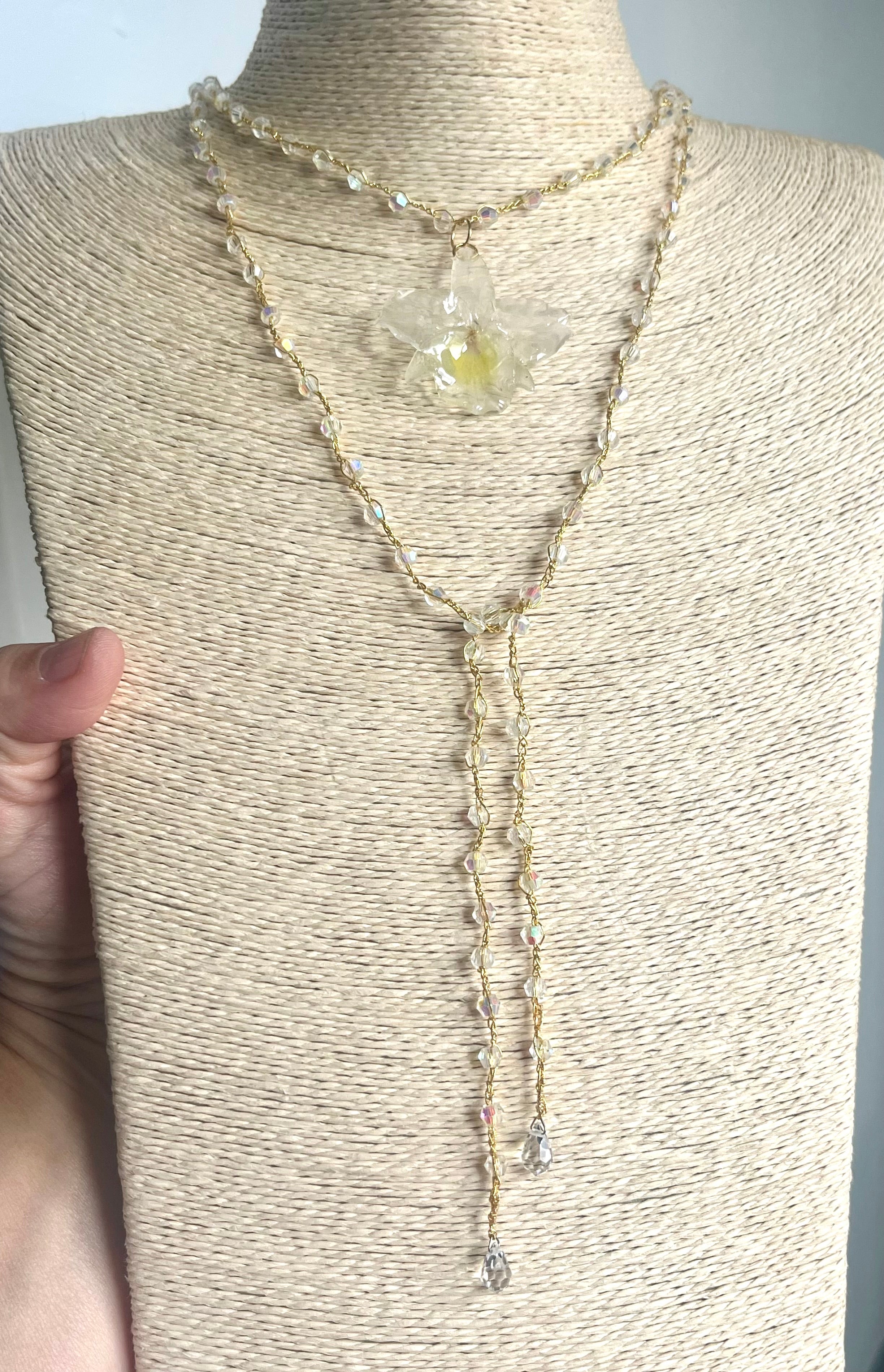 Collier Éclosion d’Orchidée

L’élégance naturelle sublimée par un travail de crochet artisanal.