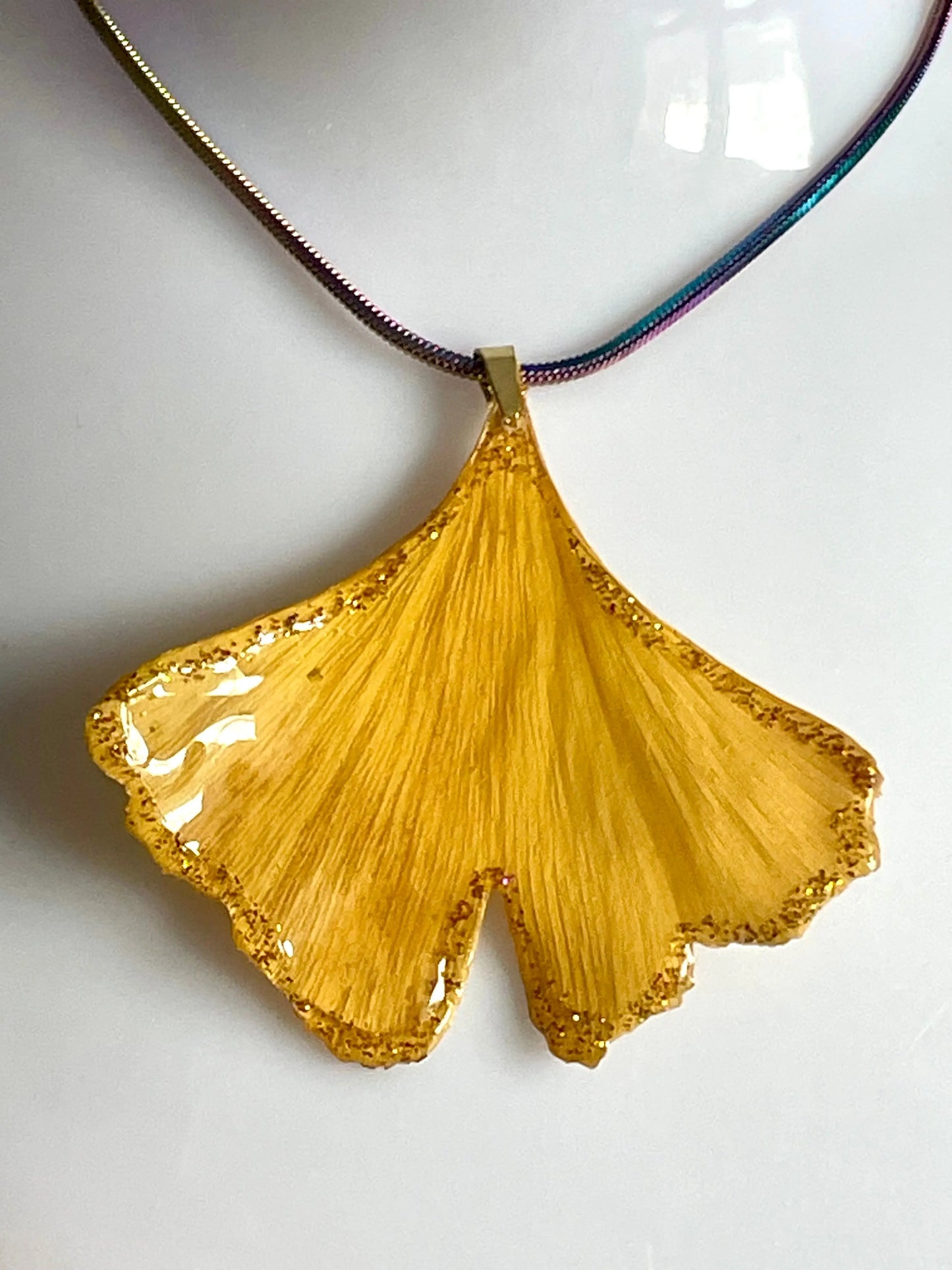 Collier feuille de Ginkgo liseret pailleté