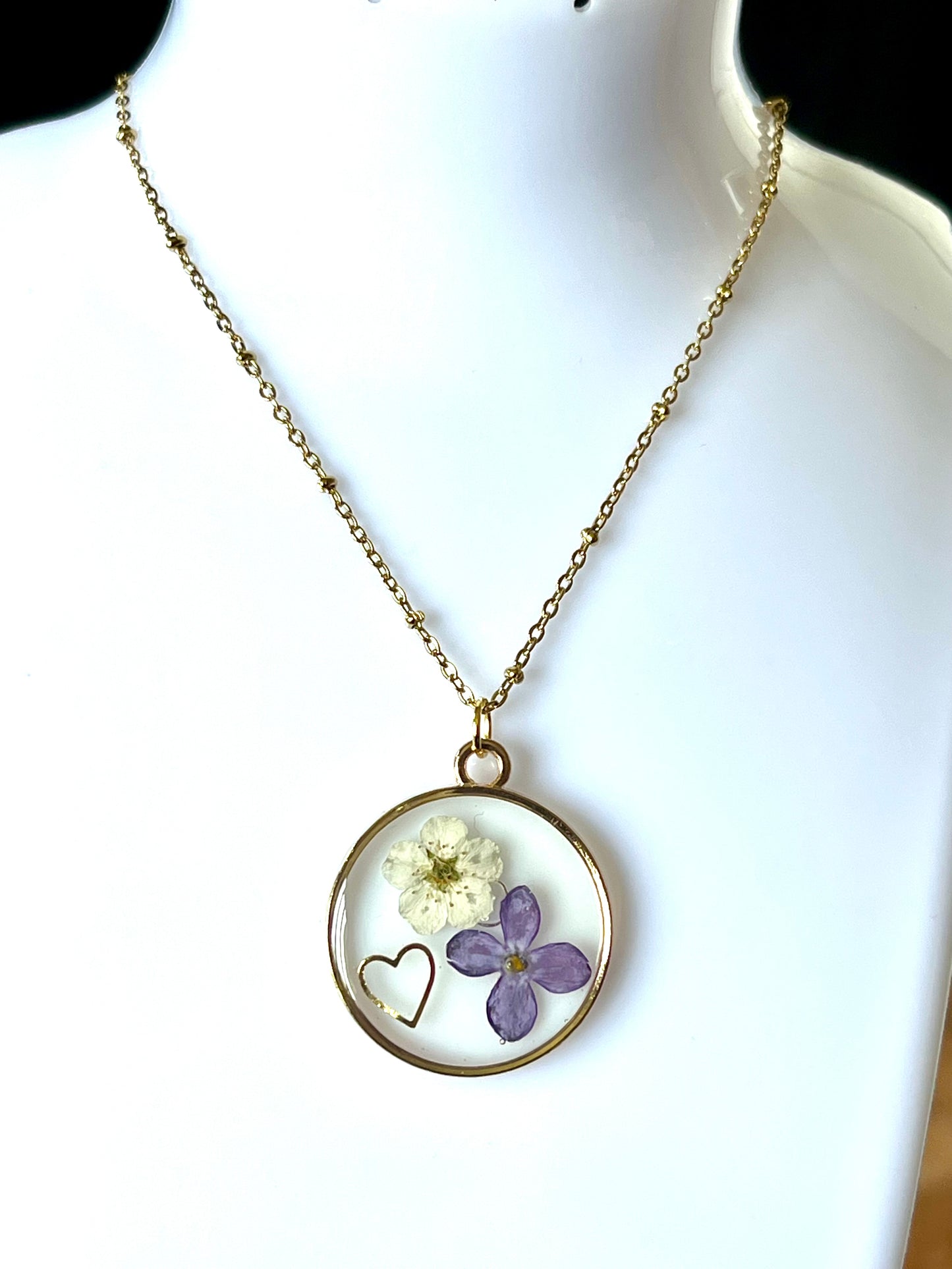 🌸 Collier médaillon fleurs de lilas & églantine