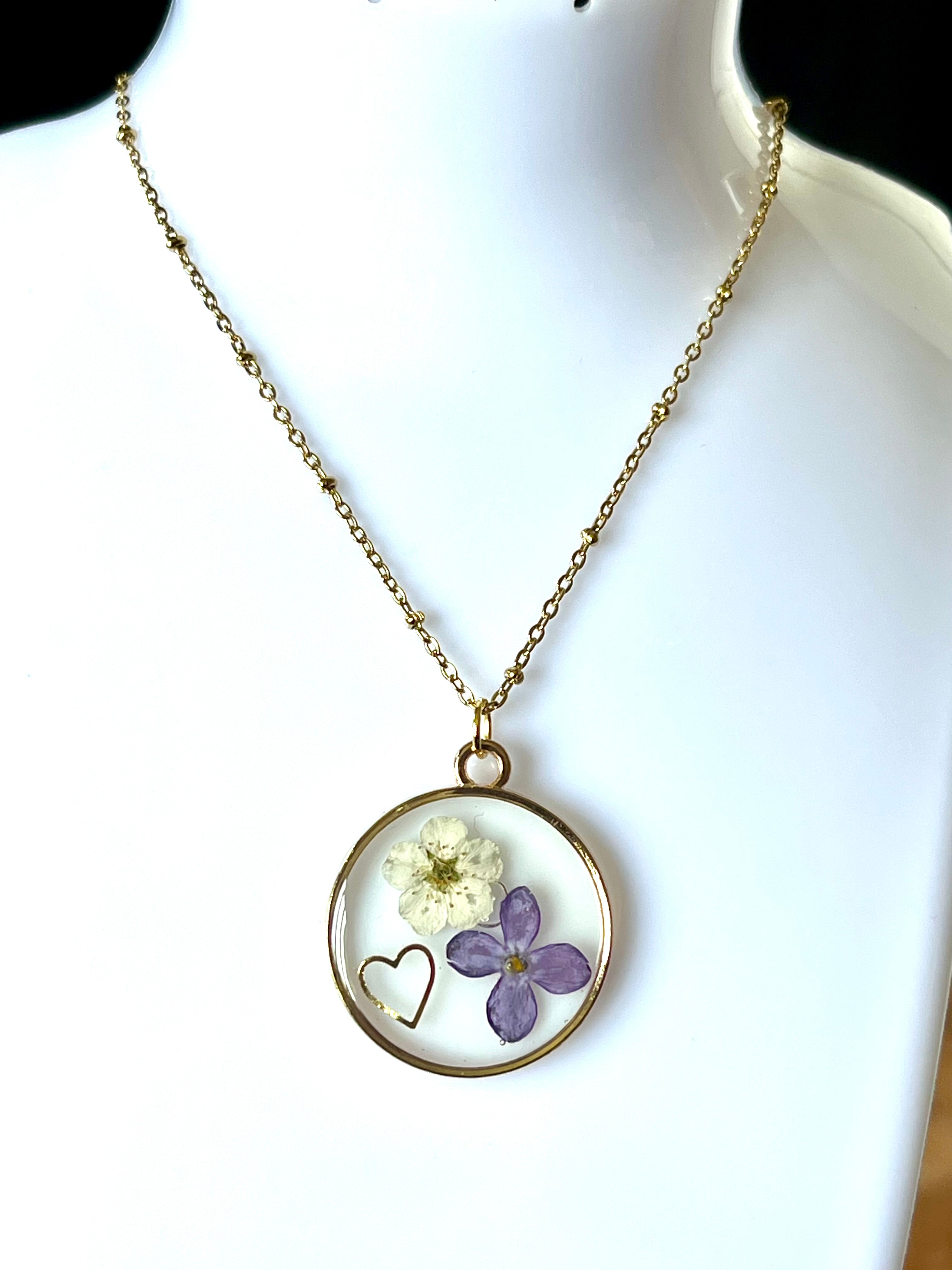 🌸 Collier médaillon fleurs de lilas & églantine