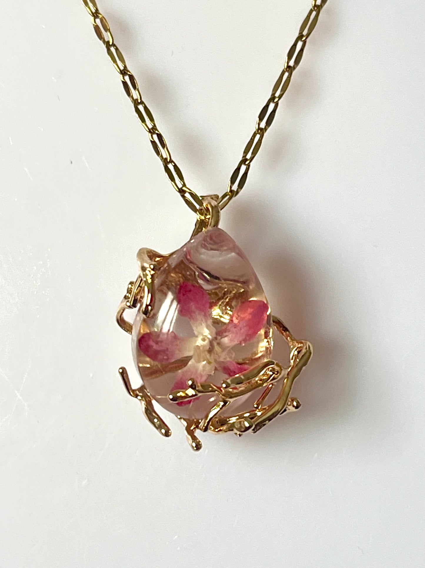 Collier “Éclat Floral” – Fleur naturelle de Groseillier