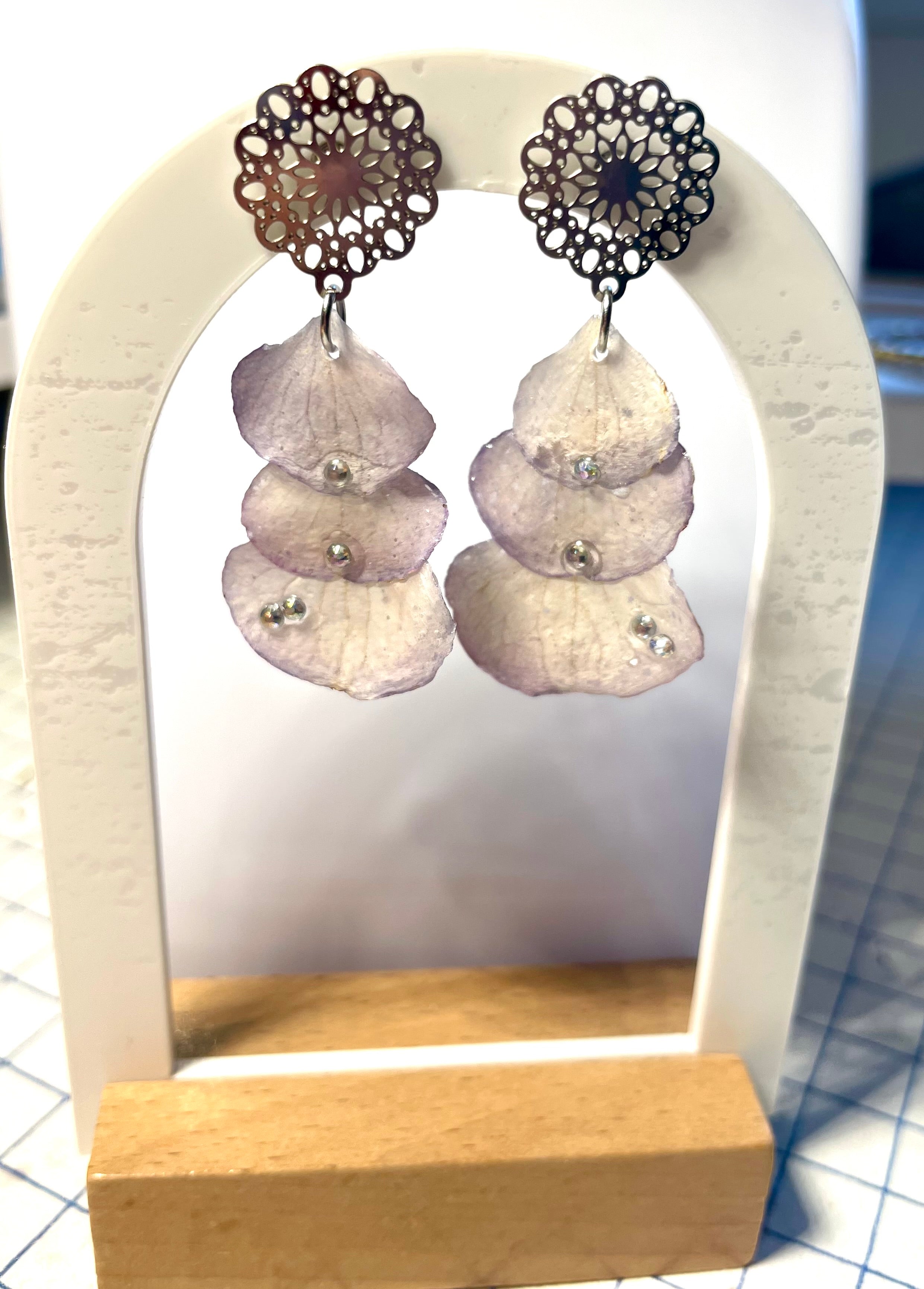Boucles d’oreilles Pétales hortensia mauve - Aux fleurs de Chloé Boucles d’oreilles Pétales hortensia mauve Boucles d’oreilles Boucles d’oreilles