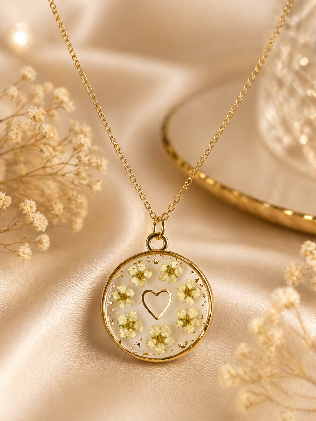 🌼 Collier médaillon fleurs de spirée