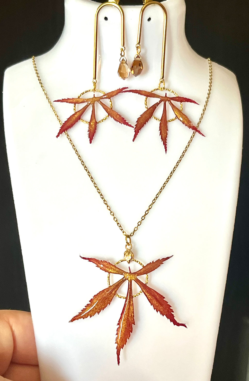 Parure Érable Rouge – Collier & Boucles d’oreilles en feuilles naturelles stabilisées