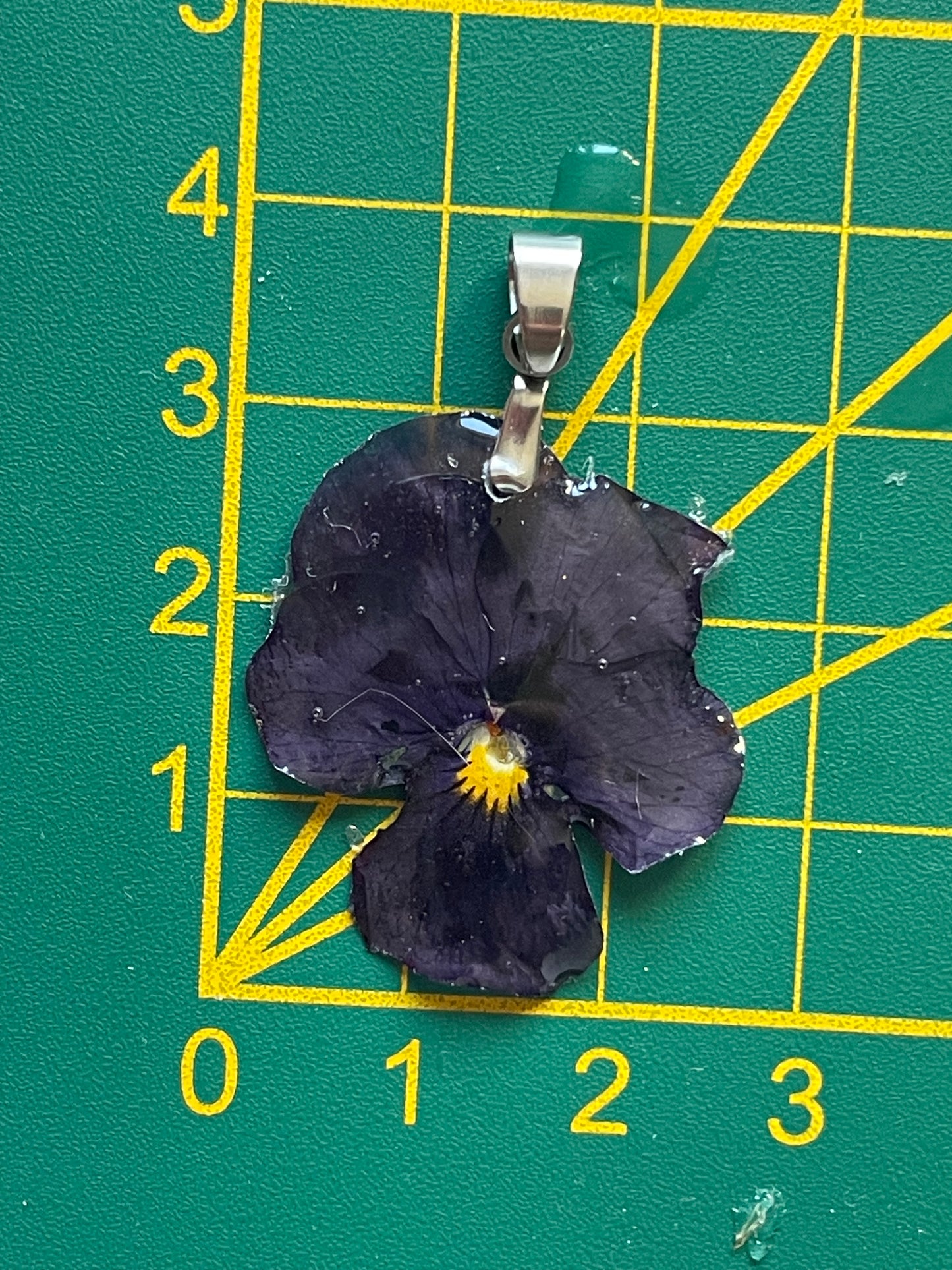 Pendentif fleur Pensée violette petit cœur jaune