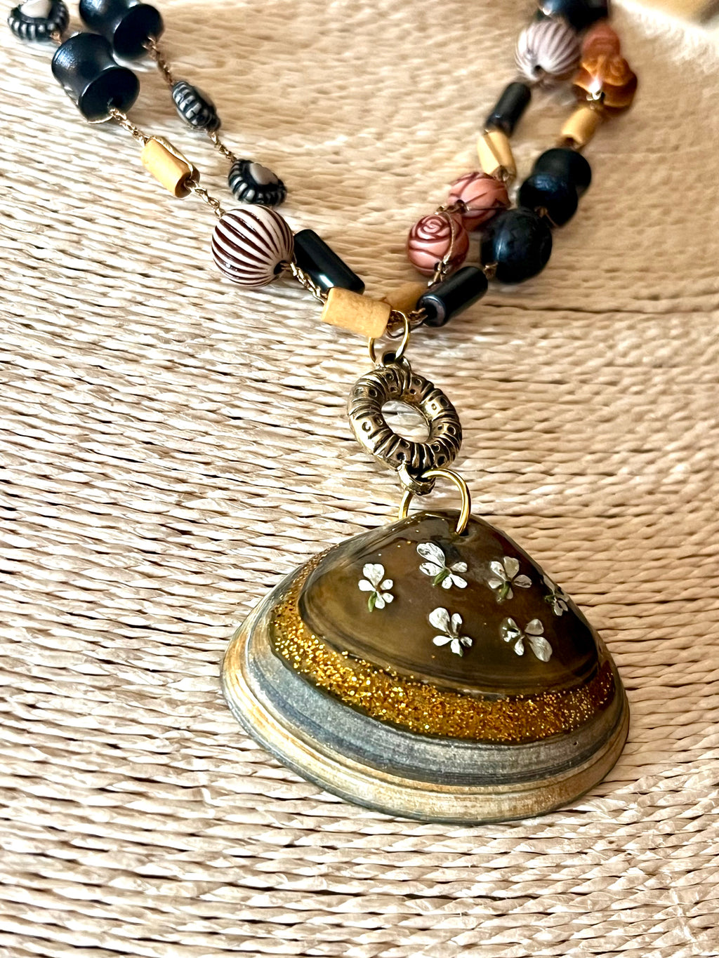 Collier « Trésor Marin » – Coquillage naturel & fleurs naturelles