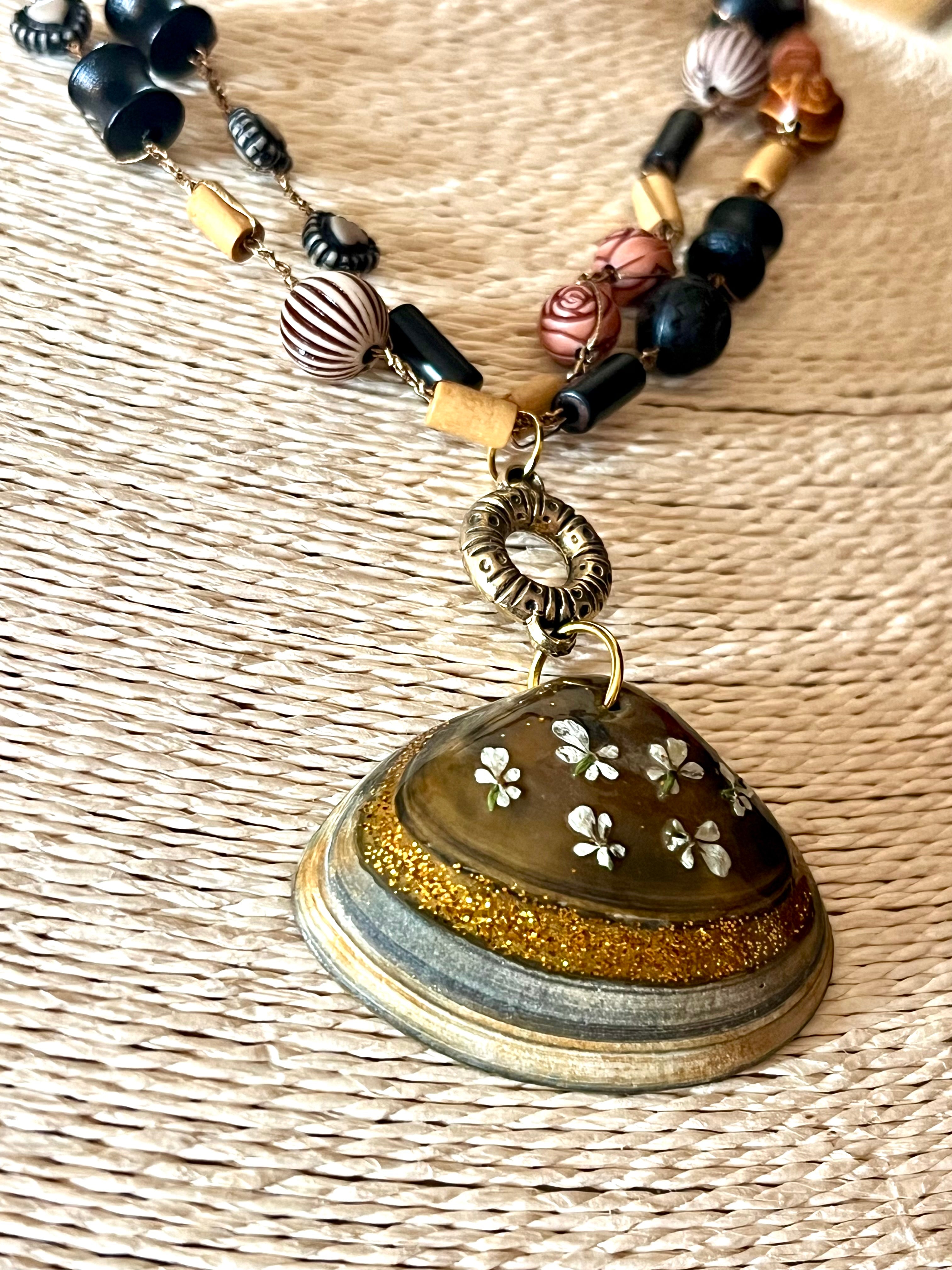 Collier « Trésor Marin » – Coquillage naturel & fleurs naturelles