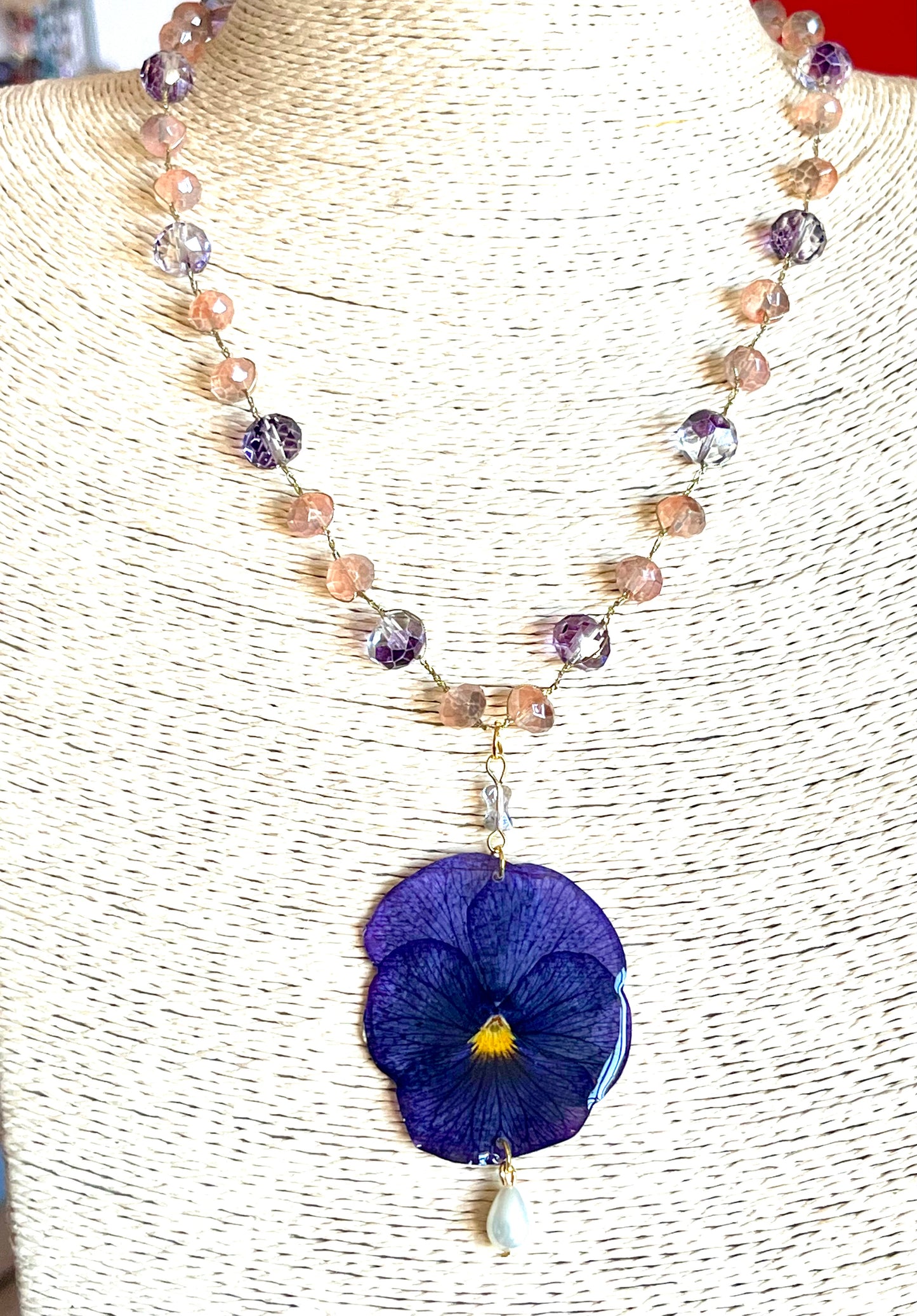 Collier Fleur Pensée Violette – Bijou floral artisanal avec perle nacrée
