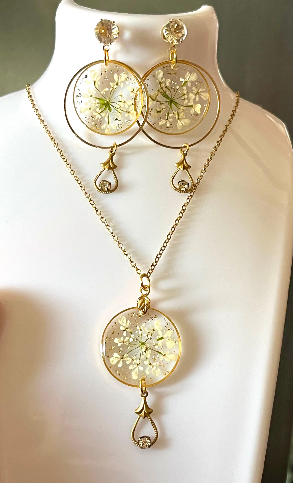 Boucles d’oreilles Fleurs Naturelles carotte sauvage  en Résine – Créoles Dorées Artisanales
