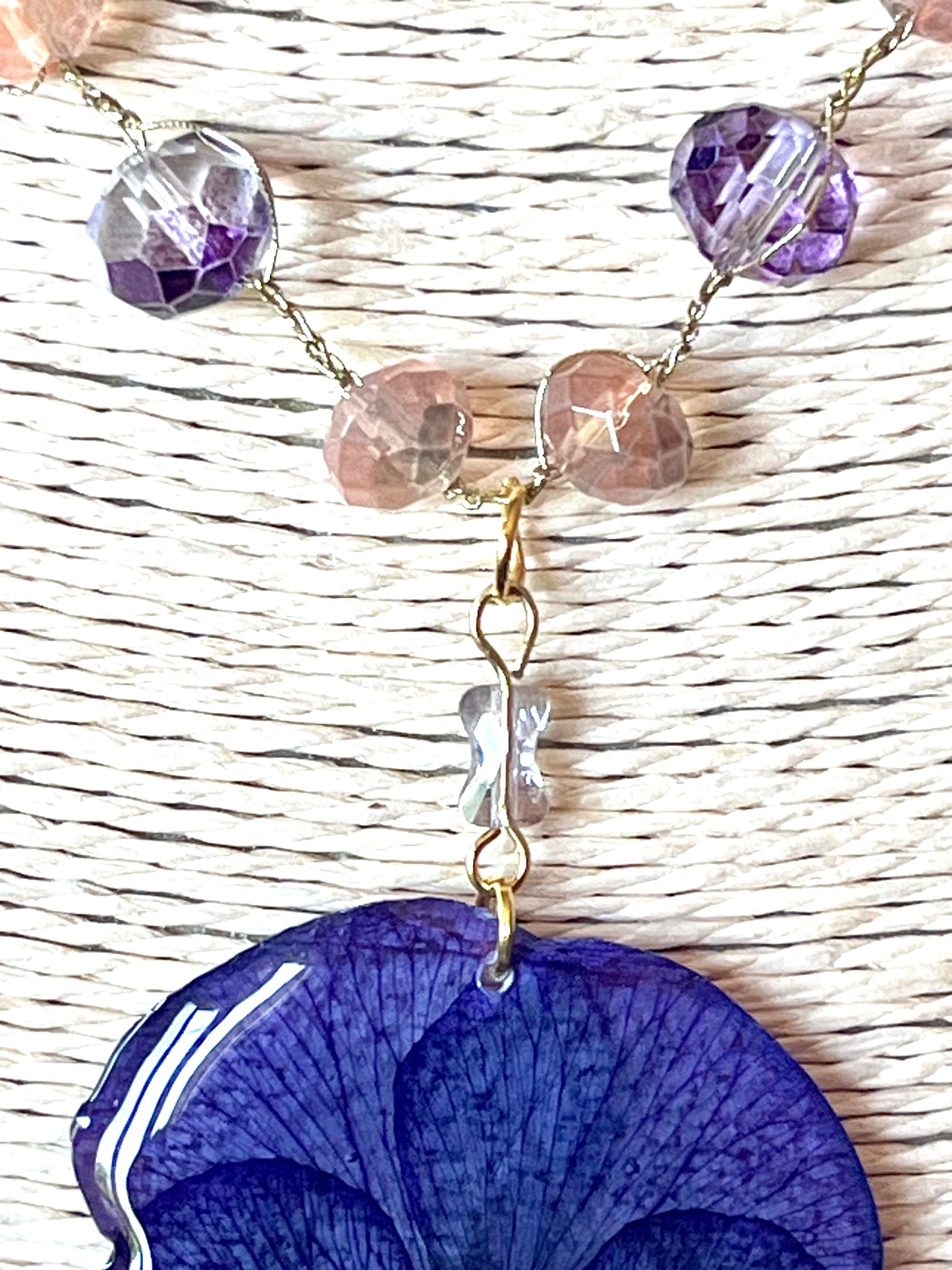 Collier Fleur Pensée Violette – Bijou floral artisanal avec perle nacrée