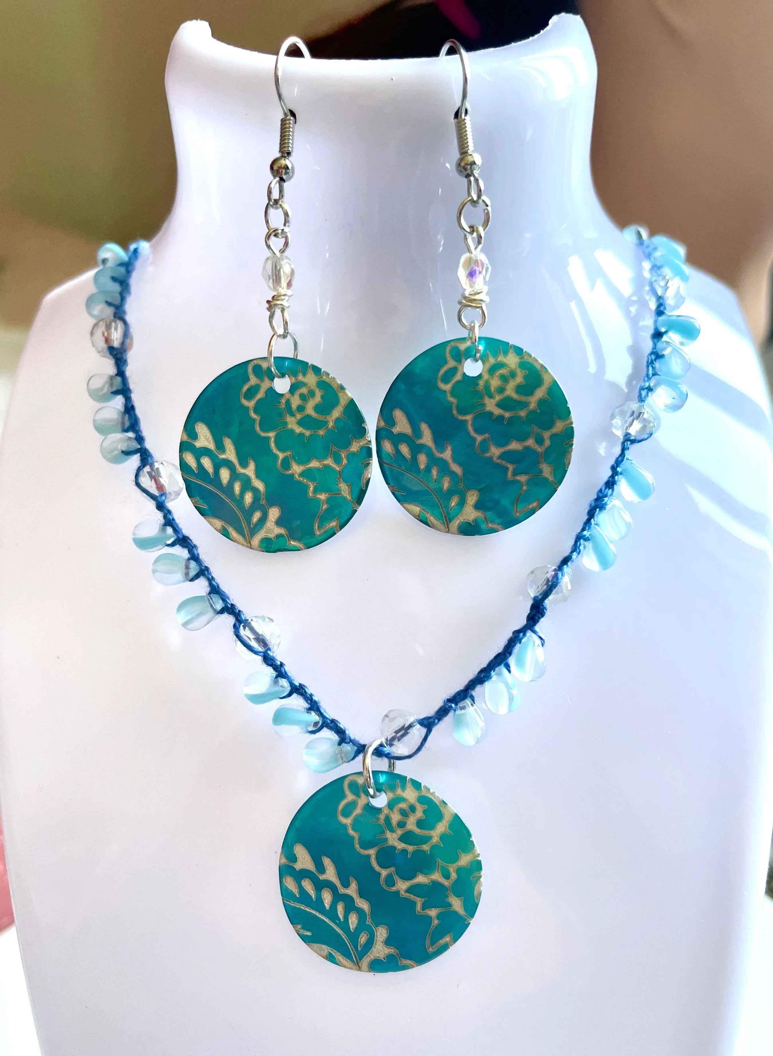 Boucles d’oreilles sequins de nacre bleus - Aux fleurs de Chloé Boucles d’oreilles sequins de nacre bleus  