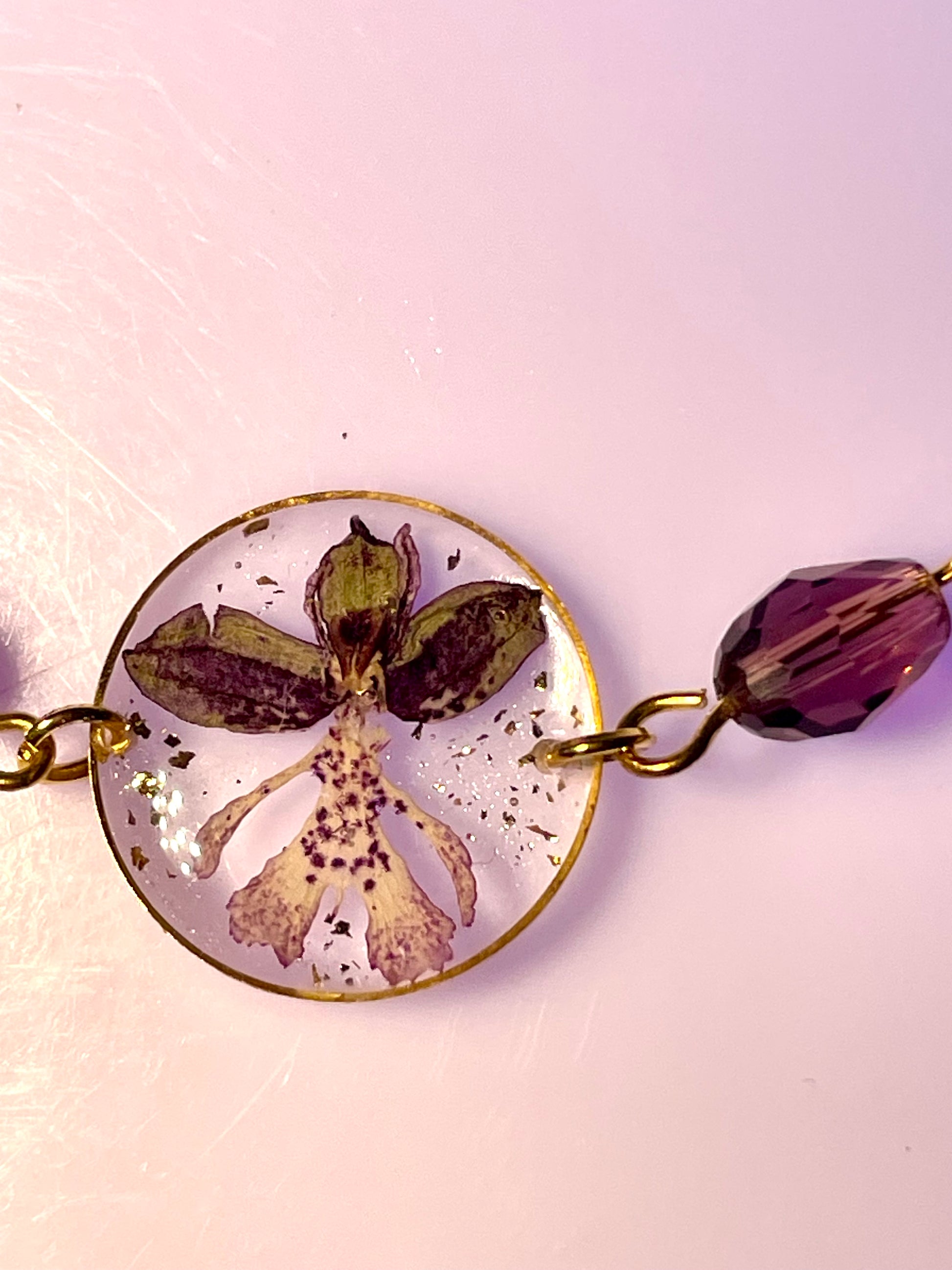 Bracelet doré  mini orchidée Pentecôte & perles bordeaux - Aux fleurs de Chloé Bracelet doré  mini orchidée Pentecôte & perles bordeaux Bracelet Bracelet