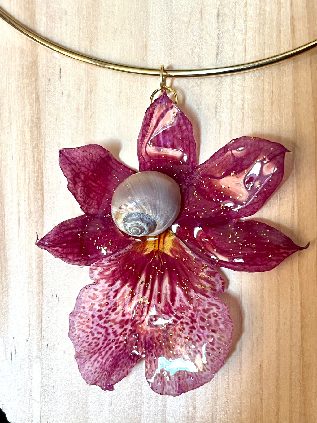 Collier ras-du-cou orchidée cambria naturelle et coquillage
