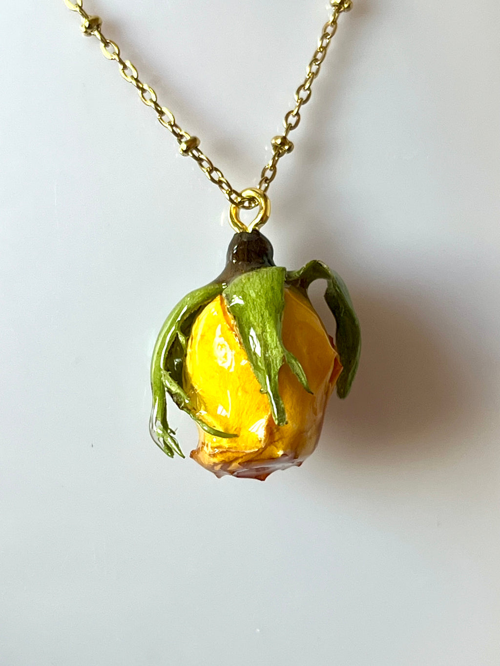 🌹 Collier Bouton de Rose Naturel – Bijou Floral en Résine