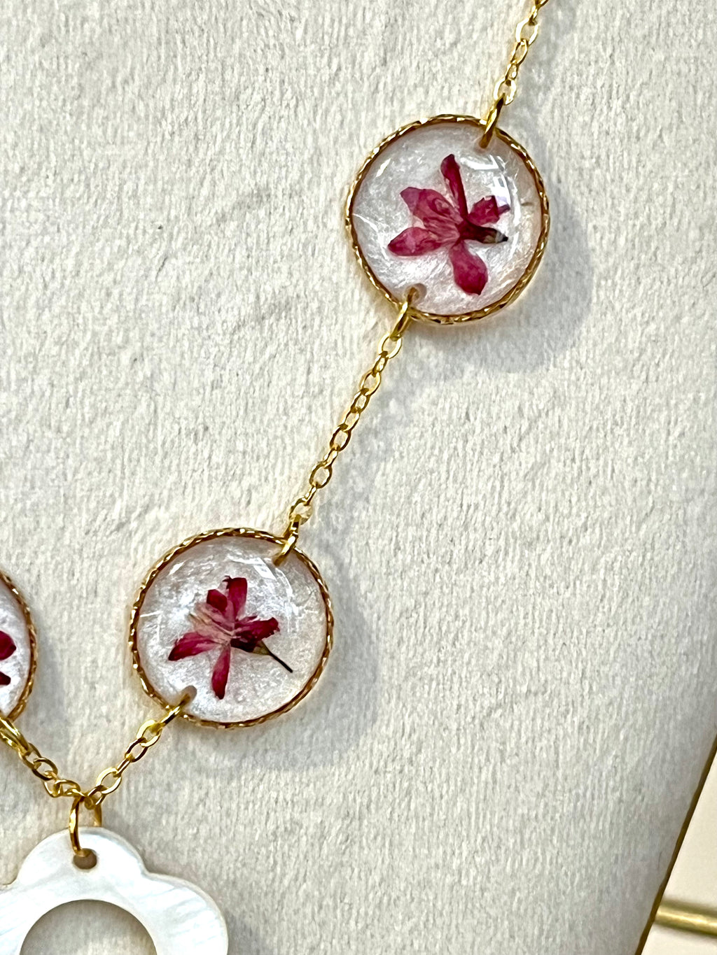 Elegant Flower Necklace – Gold chain & floral medallions
