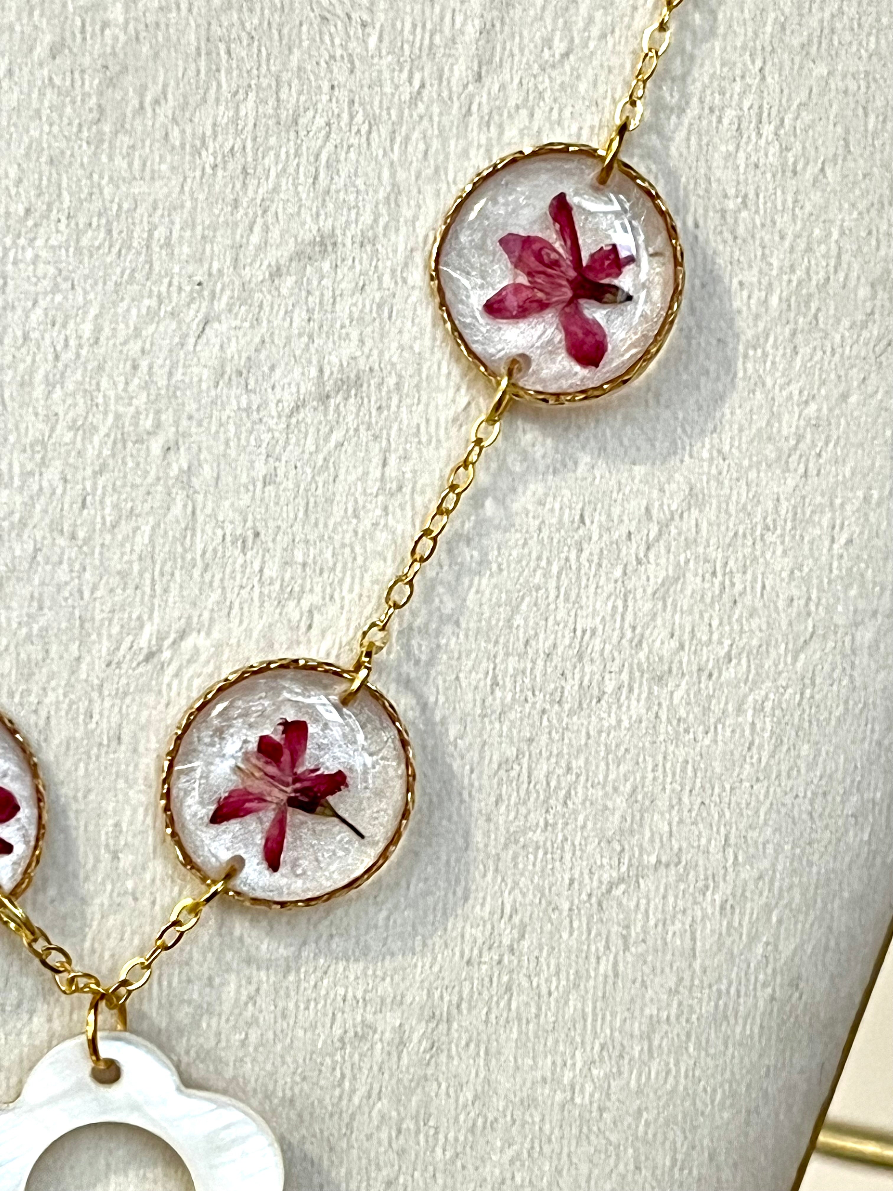 Elegant Flower Necklace – Gold chain & floral medallions