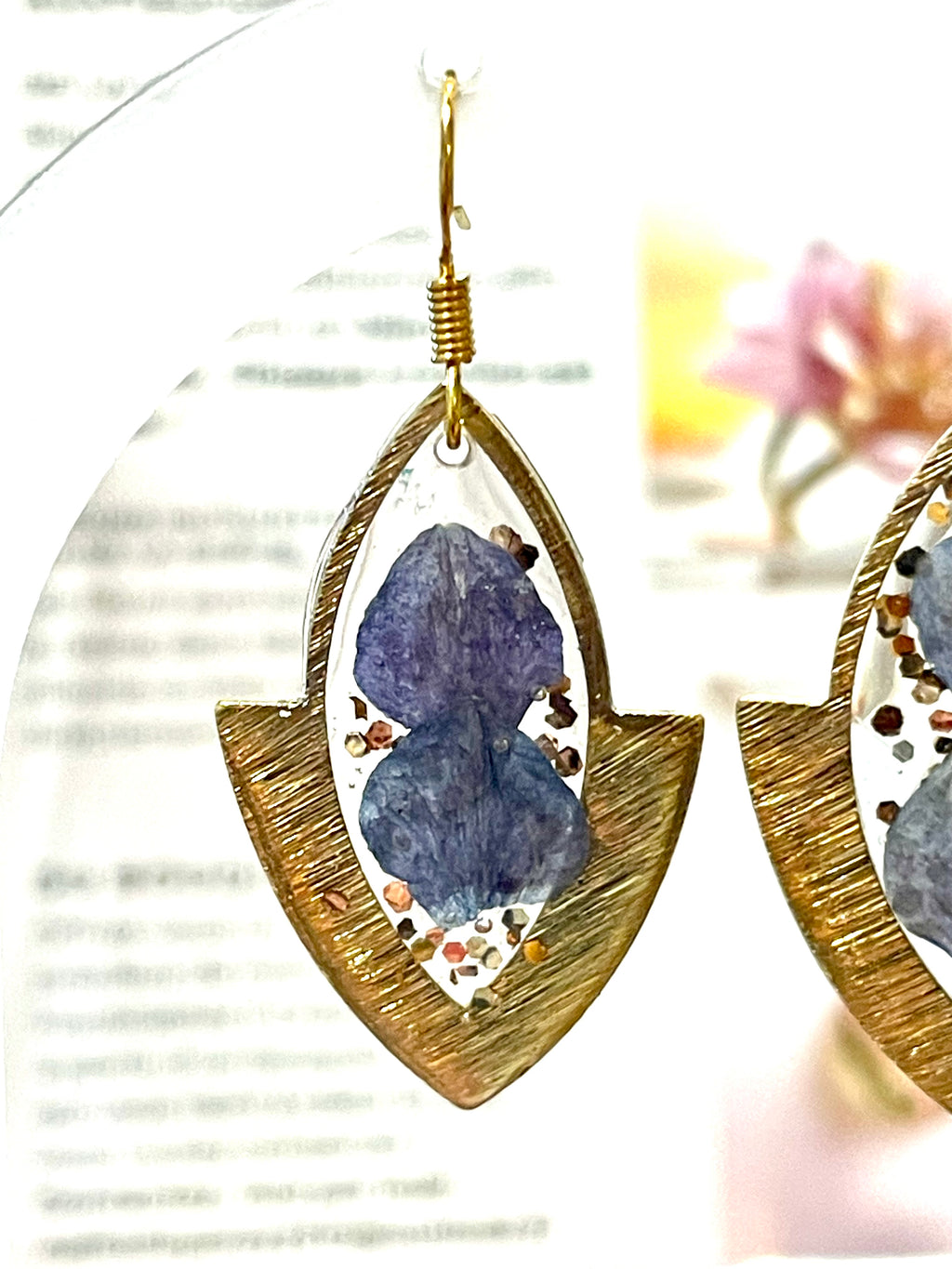 Boucles d’oreilles pétales d’hortensia bleu & paillettes bronze - Aux fleurs de Chloé Boucles d’oreilles pétales d’hortensia bleu & paillettes bronze Boucles d’oreilles Boucles d’oreilles