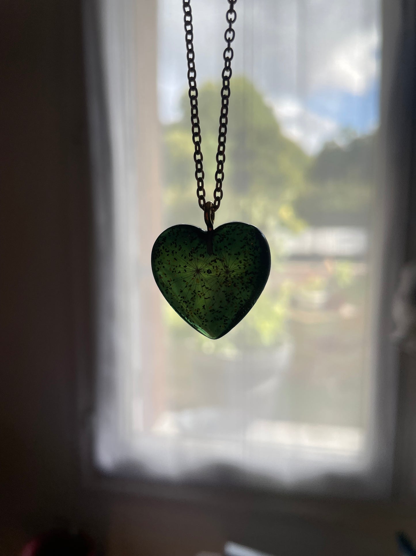 Collier cœur de pissenlit vert foncé