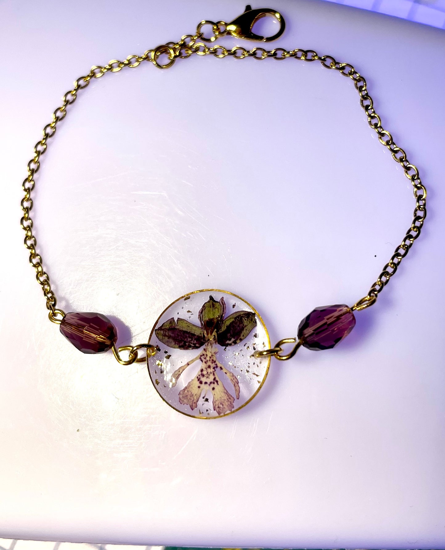 Bracelet doré  mini orchidée Pentecôte & perles bordeaux - Aux fleurs de Chloé Bracelet doré  mini orchidée Pentecôte & perles bordeaux Bracelet Bracelet