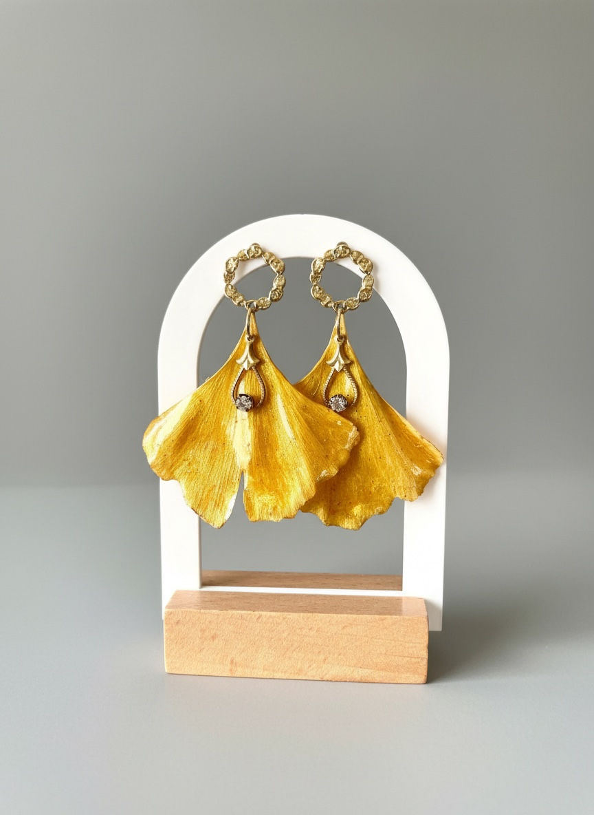 Boucles d’oreilles Feuilles de Ginkgo & petit zircon - Aux fleurs de Chloé Boucles d’oreilles Feuilles de Ginkgo & petit zircon Boucles d’oreilles Boucles d’oreilles