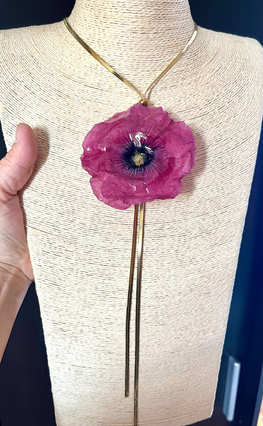Collier « Rose Trémière Enchantée »

Un bijou floral unique, façonné avec une véritable rose trémière.