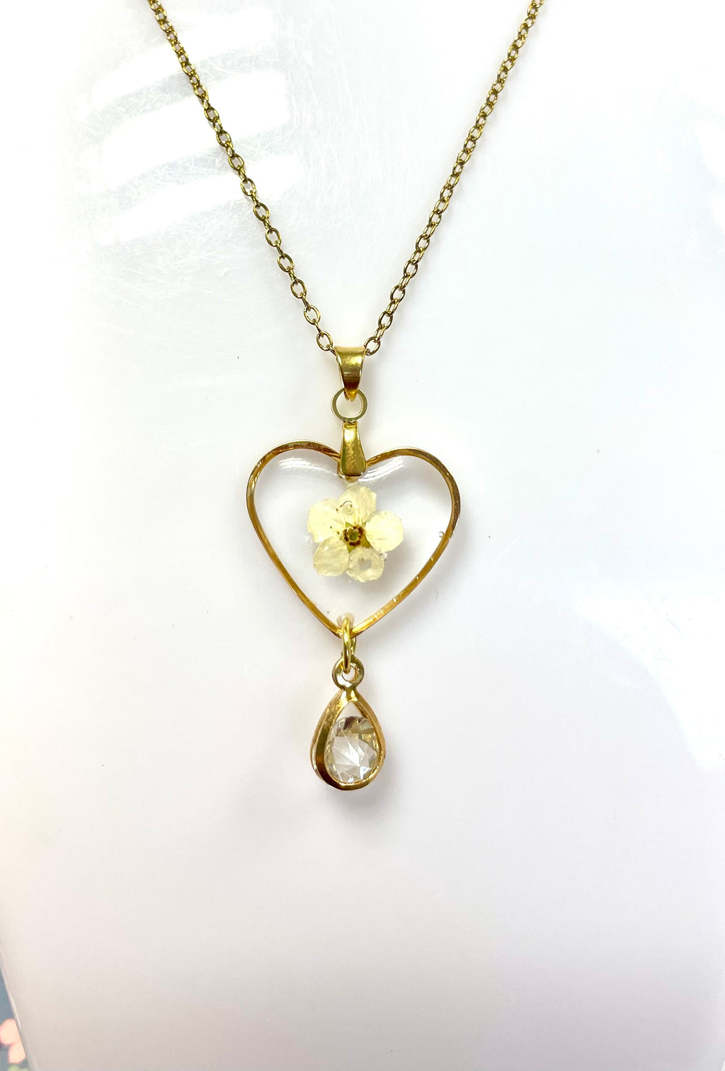 Collier cœur de fleur de spirée - Aux fleurs de Chloé Collier cœur de fleur de spirée Collier Collier