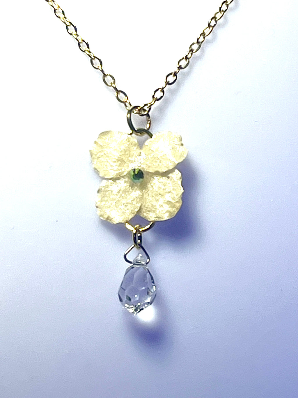 Parure de bijoux hortensia blanc & goutte cristal Preciosa - Aux fleurs de Chloé Parure de bijoux hortensia blanc & goutte cristal Preciosa Parure bijoux Parure bijoux