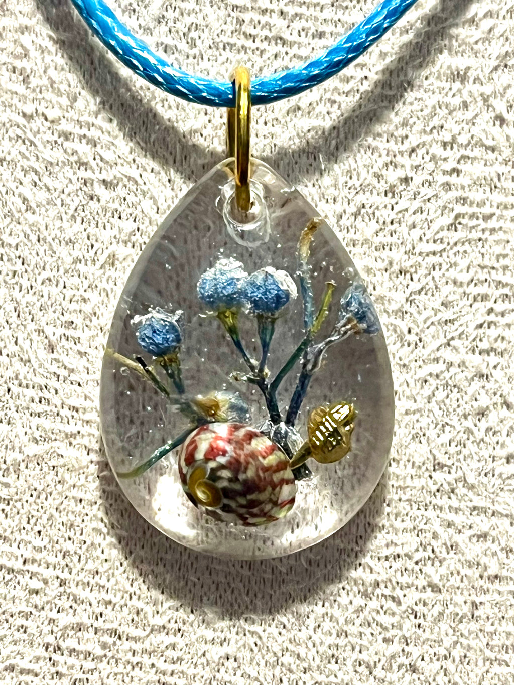 Collier « Éclat Marin » – Coquillage naturel, fleurs séchées & résine