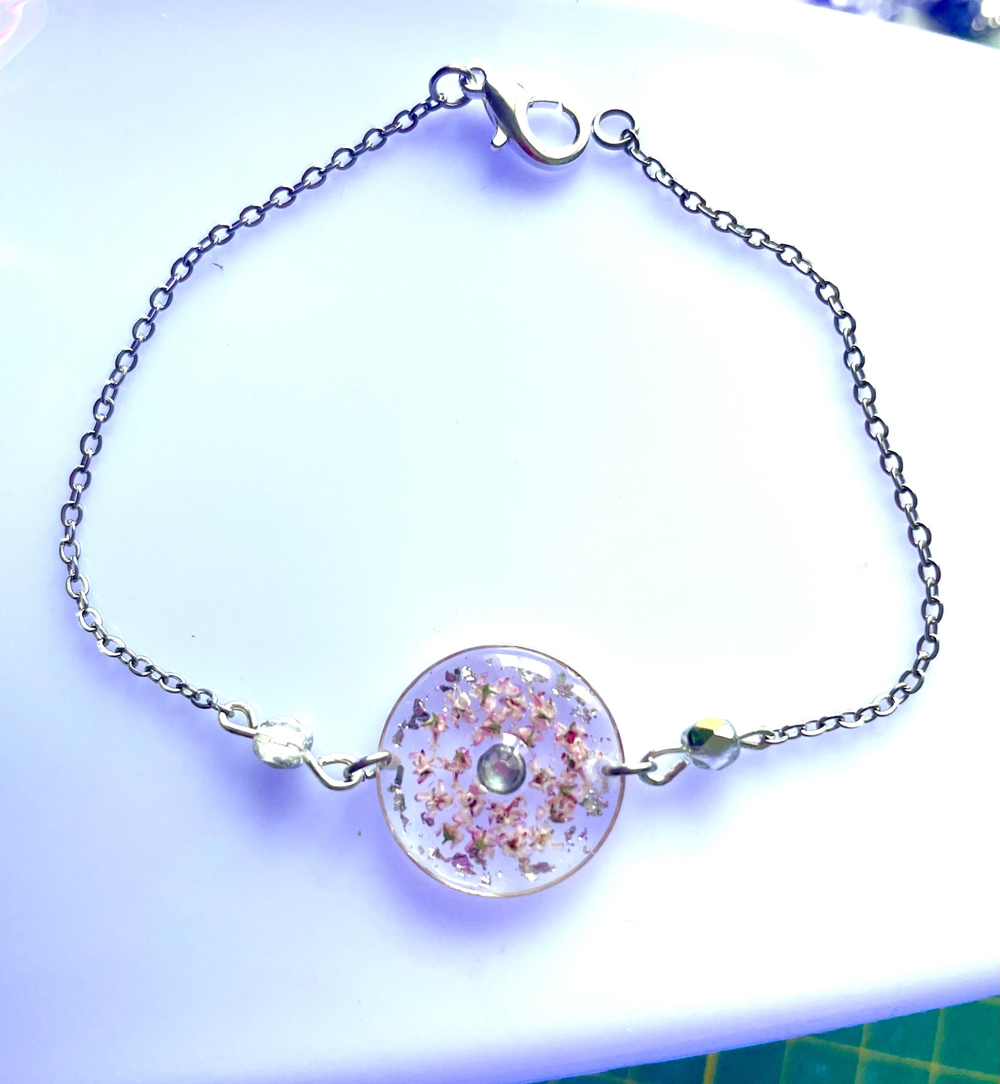 Bracelet fleurs de Tamaris & perles de verre - Aux fleurs de Chloé Bracelet fleurs de Tamaris & perles de verre Bracelet Bracelet