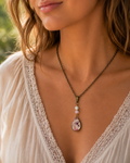 Collier « Pensée & Quartz Rose »

Collier artisanal avec fleur naturelle et pierres naturelles
