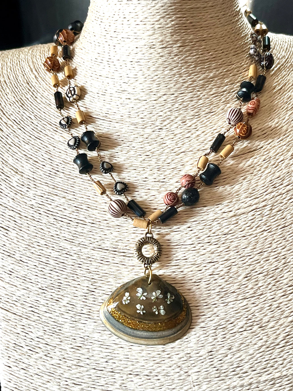 Collier « Trésor Marin » – Coquillage naturel & fleurs naturelles