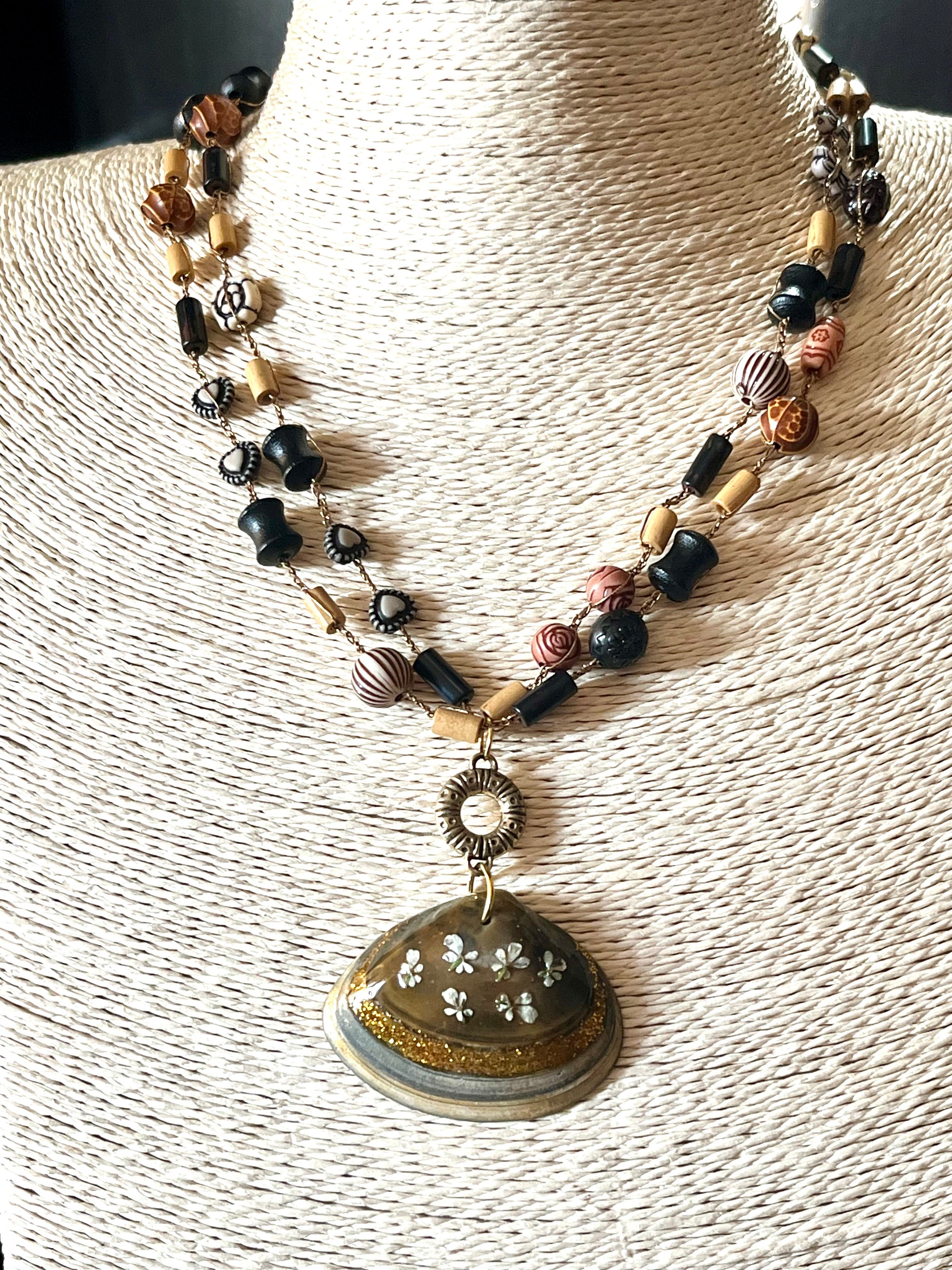 Collier « Trésor Marin » – Coquillage naturel & fleurs naturelles