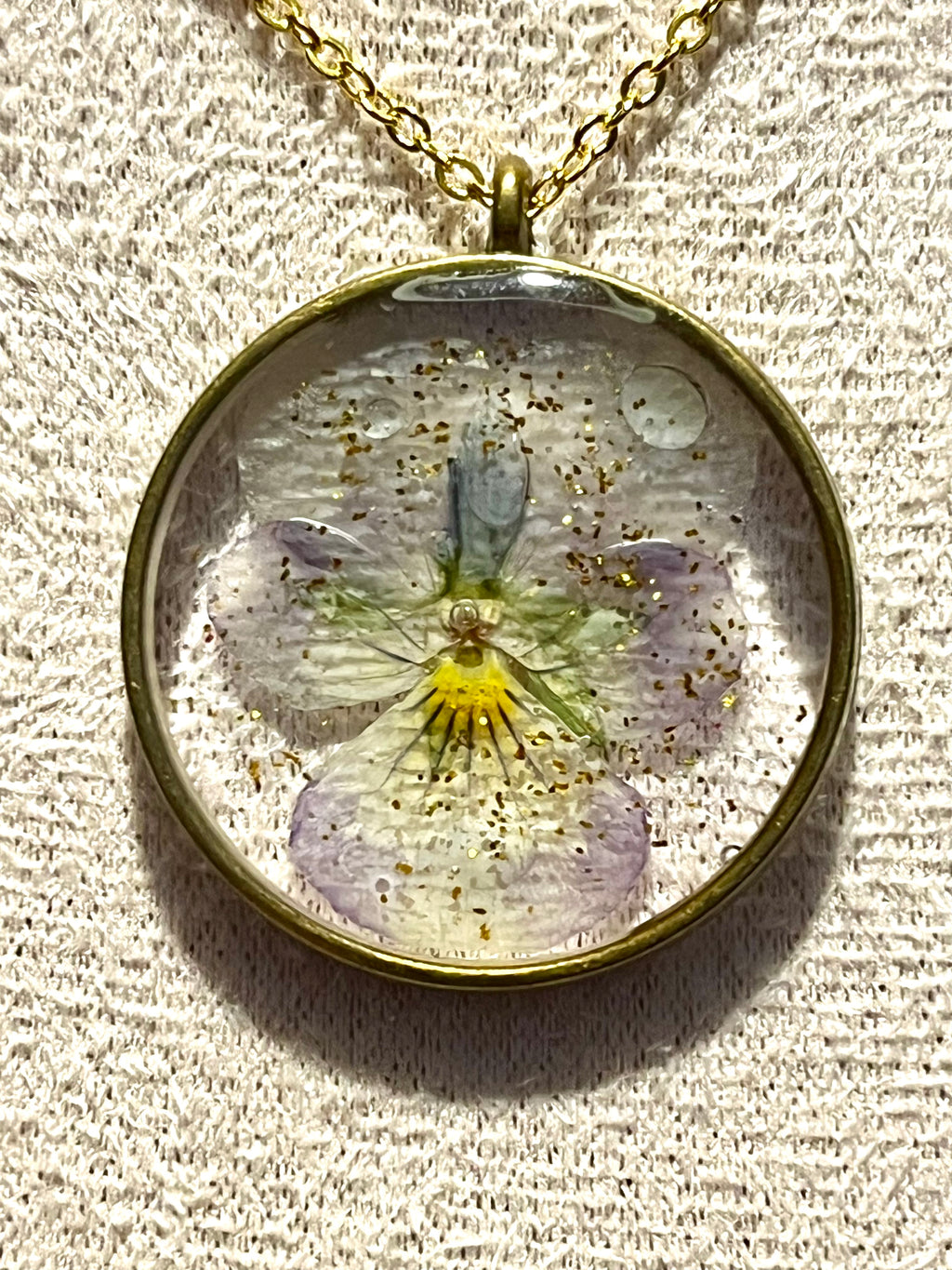 Collier Pensée naturelle – Fleur véritable séchée – Pendentif rond doré fait main